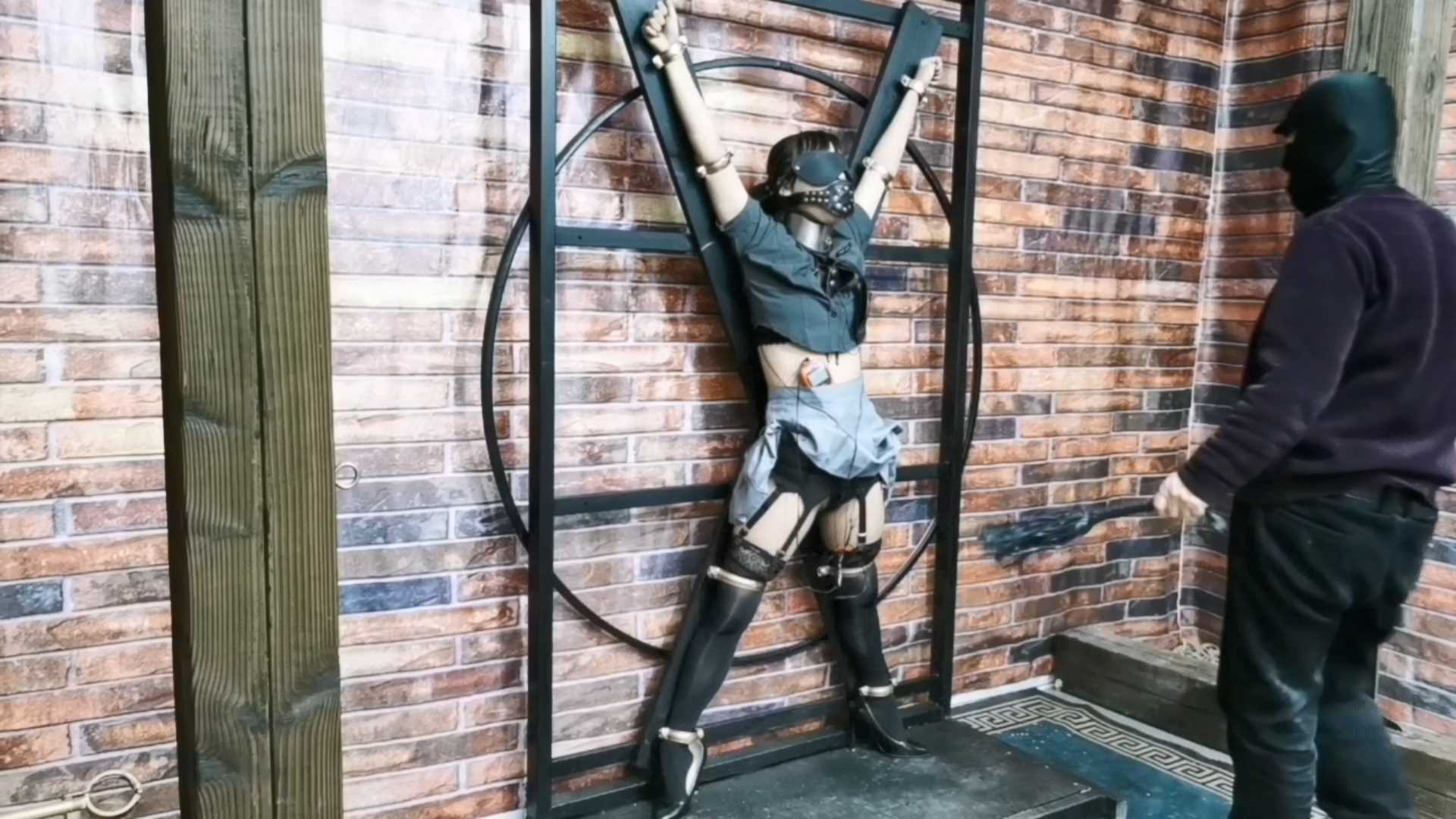 FT235 专为悦儿奴设计制做一款奇形怪装拘束架，禁锢上去后才知道生不如死的感觉.mp4_s.jpg