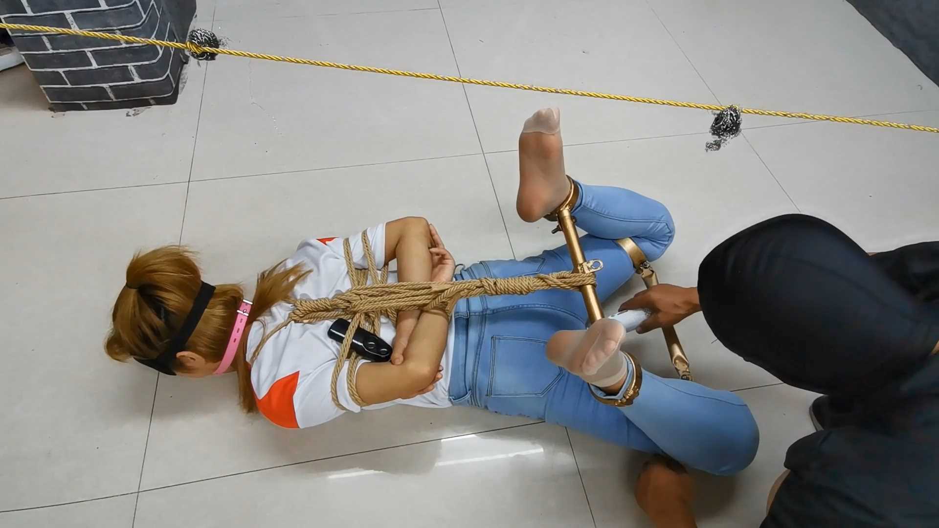 FT237 云儿全程电动，最刺激的大腿铐住，在股绳拍打下艰难跪立行走，金属驷马.mp4_sna.jpg