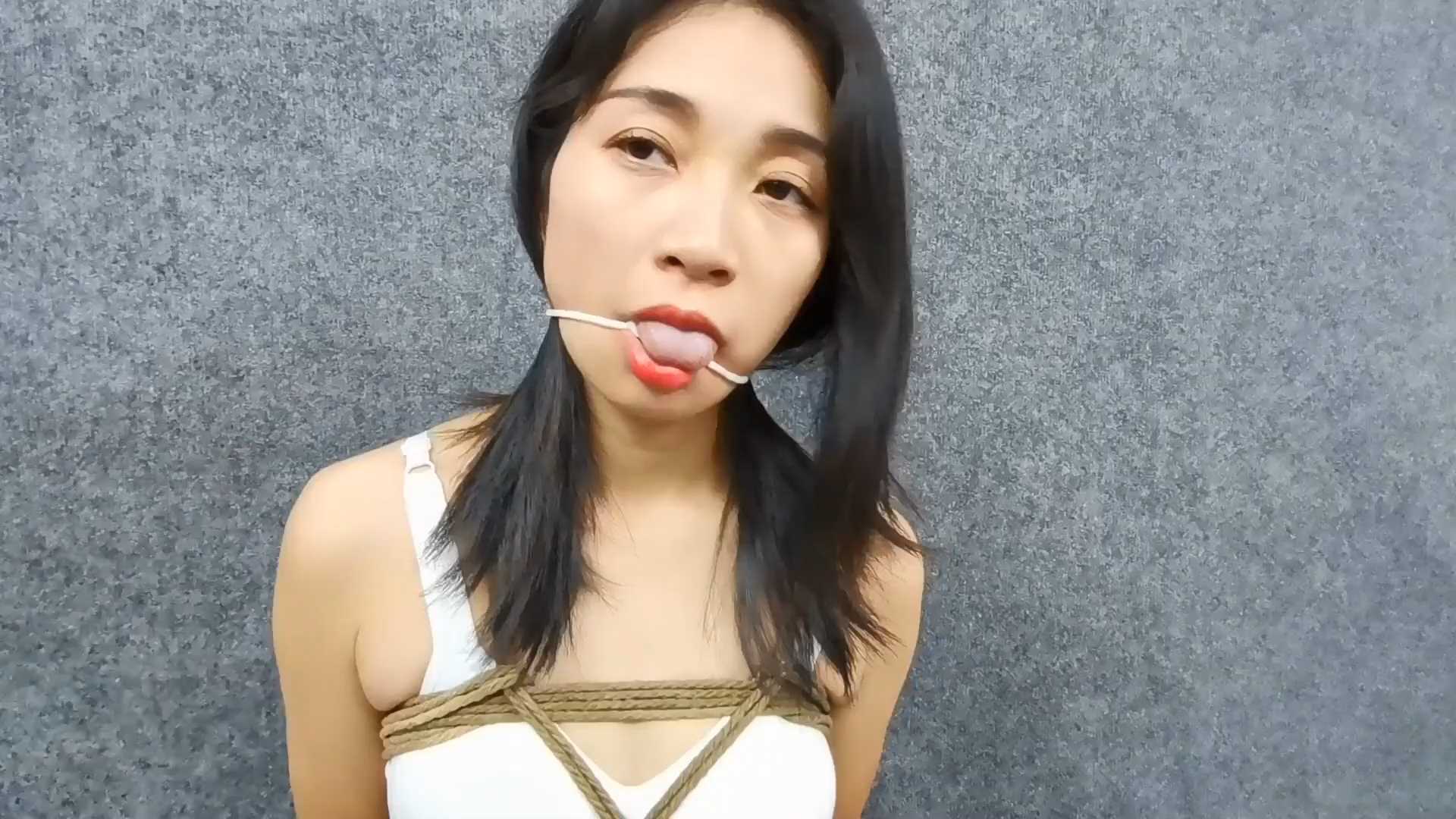 FT238 云儿舌头被系户外就餐，室内轻重脚镣吊缚惩罚.mp4_snapshot_00.29_[2025.02.08_.jpg