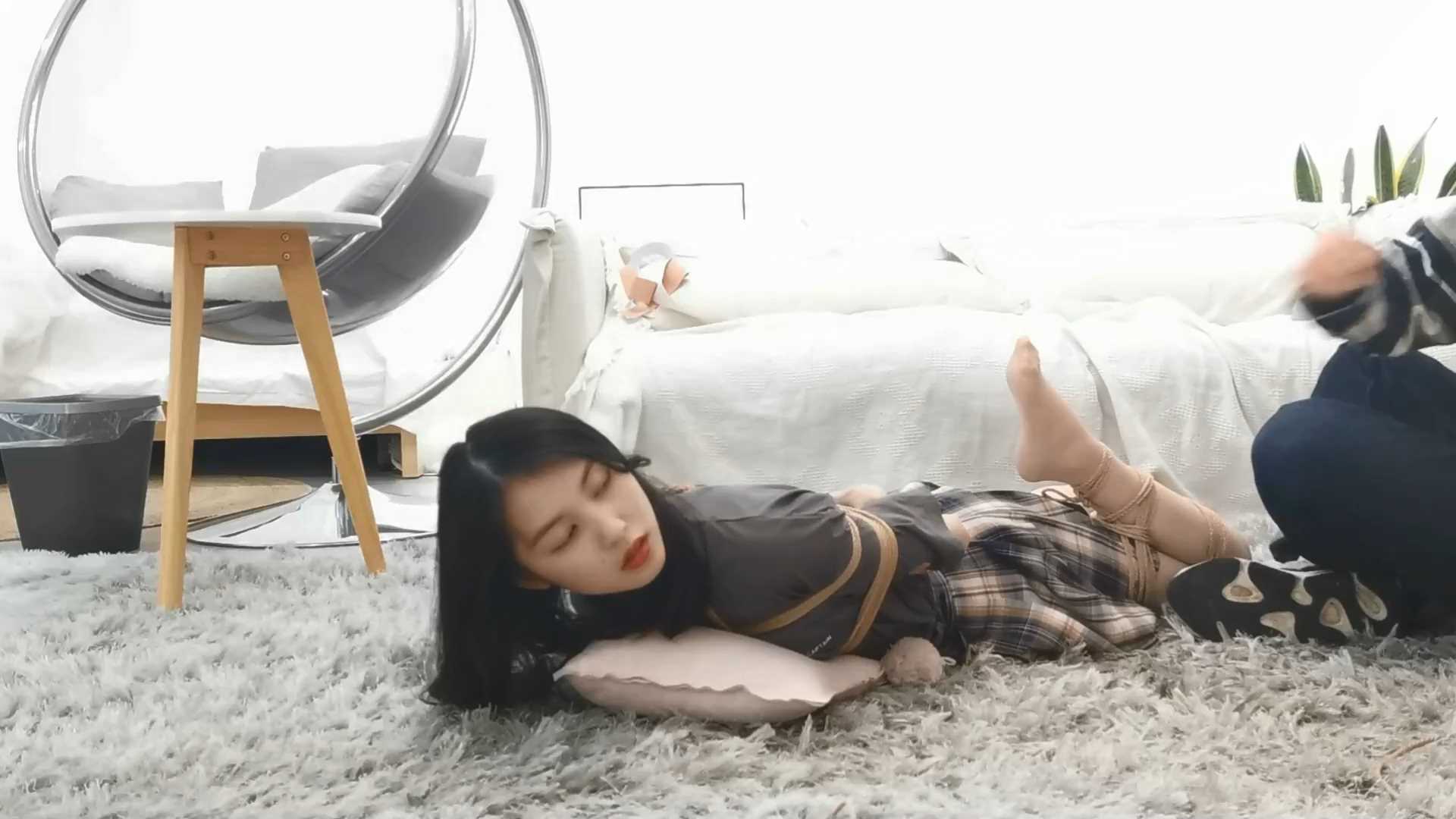 Aoteman102 莞尔驷马紧缚 嘴里塞个柠檬.mp4_snapshot_13.24_[2025.02.08_19.54.37].jpg
