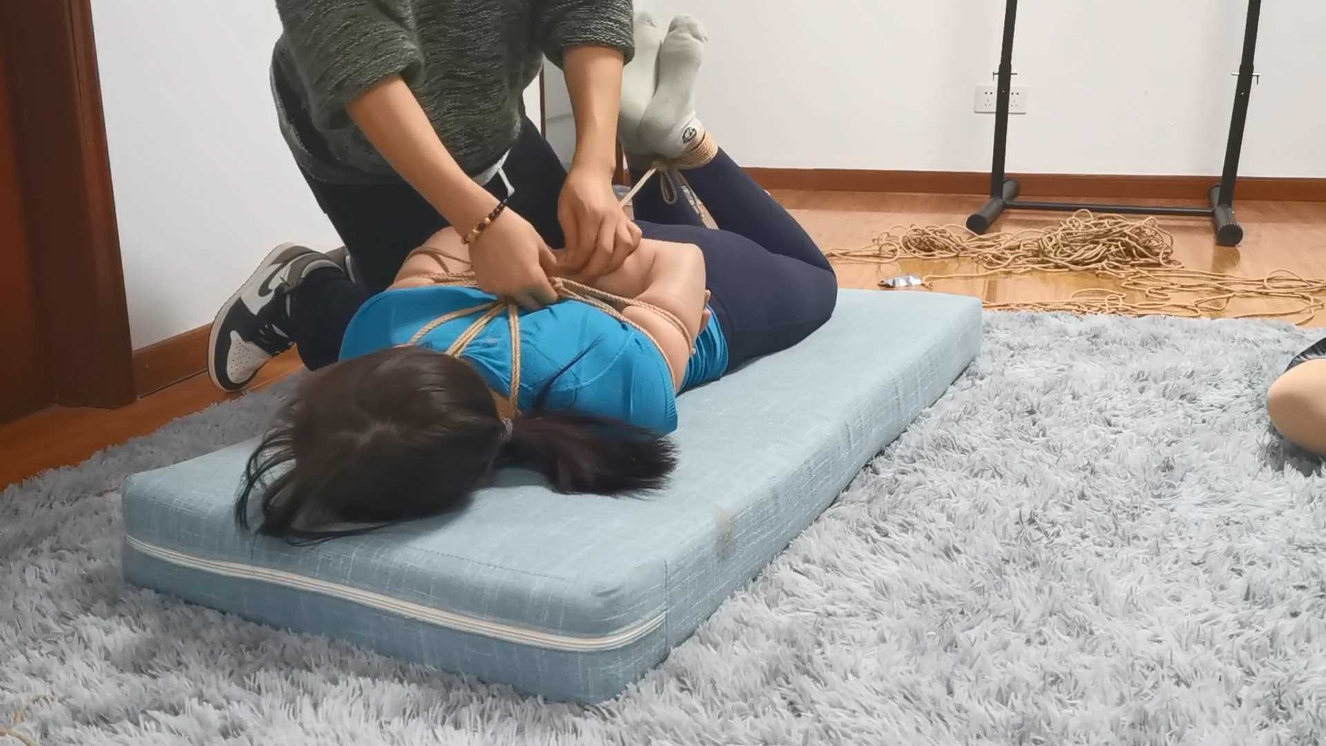 Aoteman107 诗诗和她的小姐妹.mp4_snapshot_22.20_[2025.02.08_19.56.47].jpg