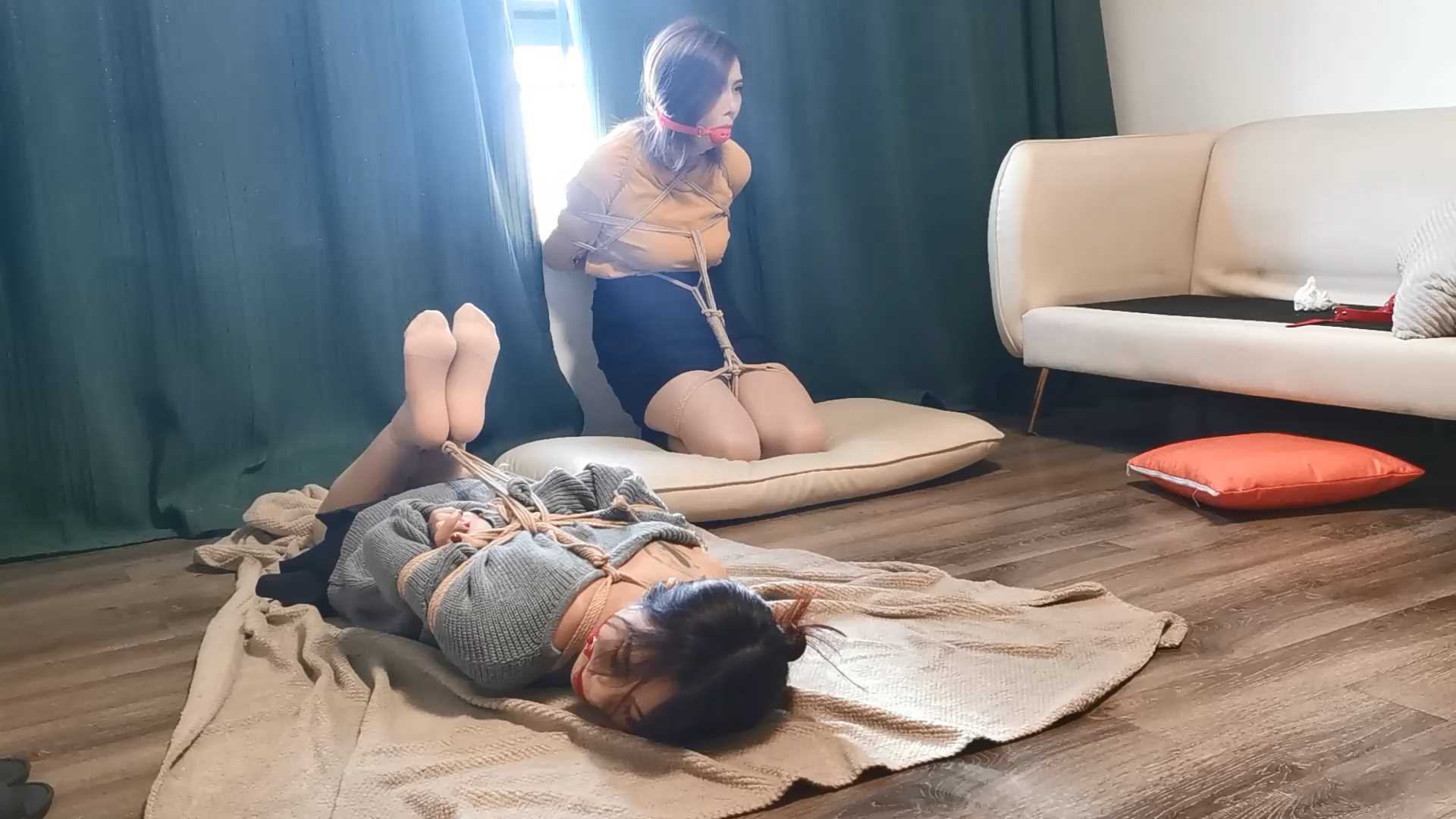 Aoteman126 葡萄和雪碧双人挣扎 两姐妹相解绳子.mp4_snapshot_00.58.55_[2025.02.08_2.jpg