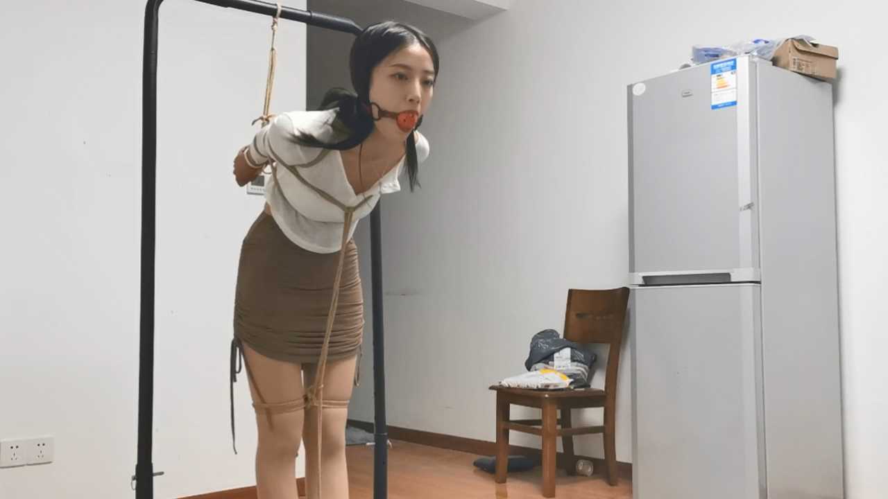 Aoteman129 兔兔放置 上集 直臂后手吊难受的姿势 大口球堵嘴.mp4_snapshot_22.40_[202.jpg