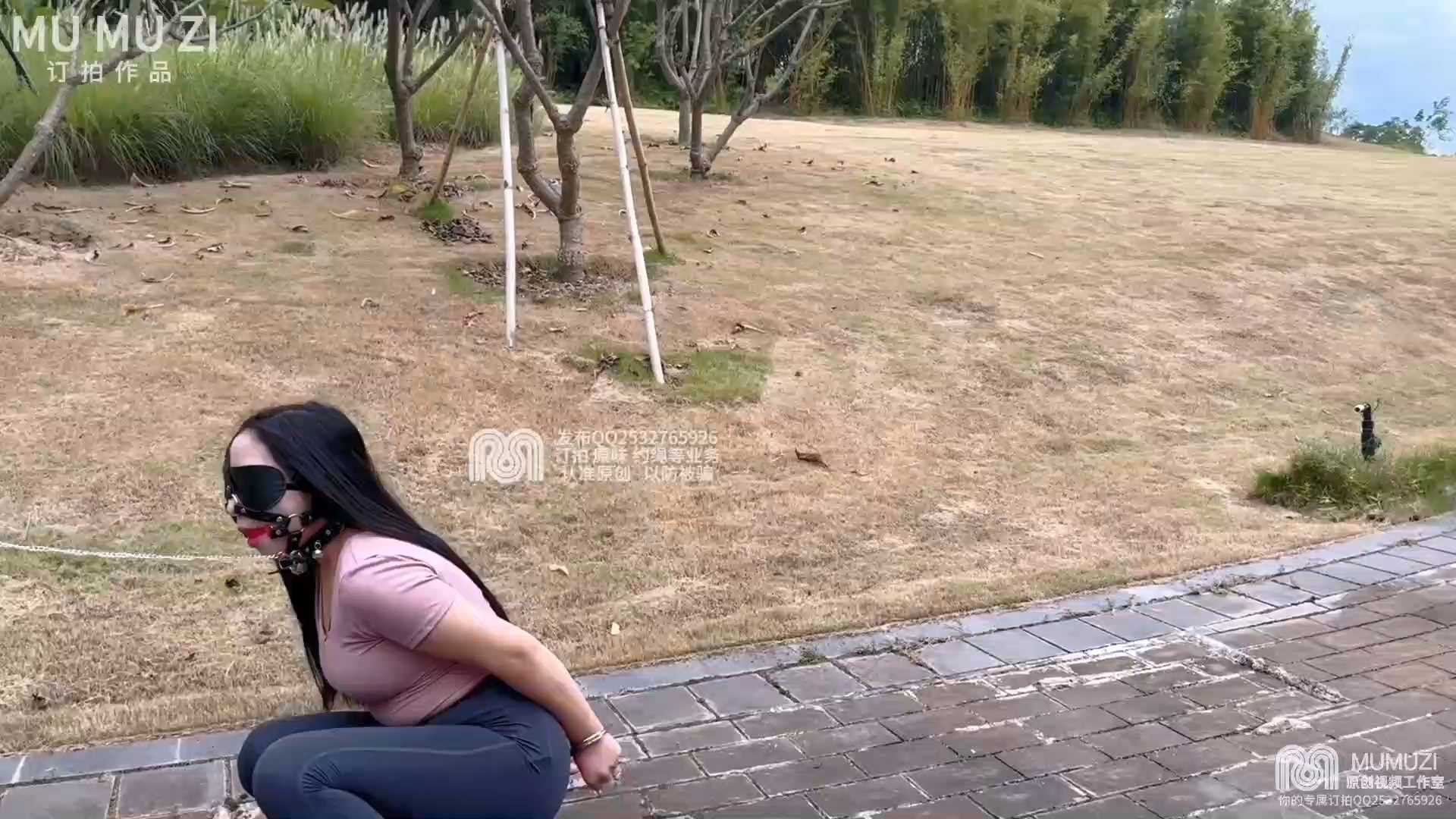 MMZ051 户外也要好好训练～怼着秘密花园狠狠抽打女调女户外室外外出手铐脚铐挣扎.mp4_.jpg