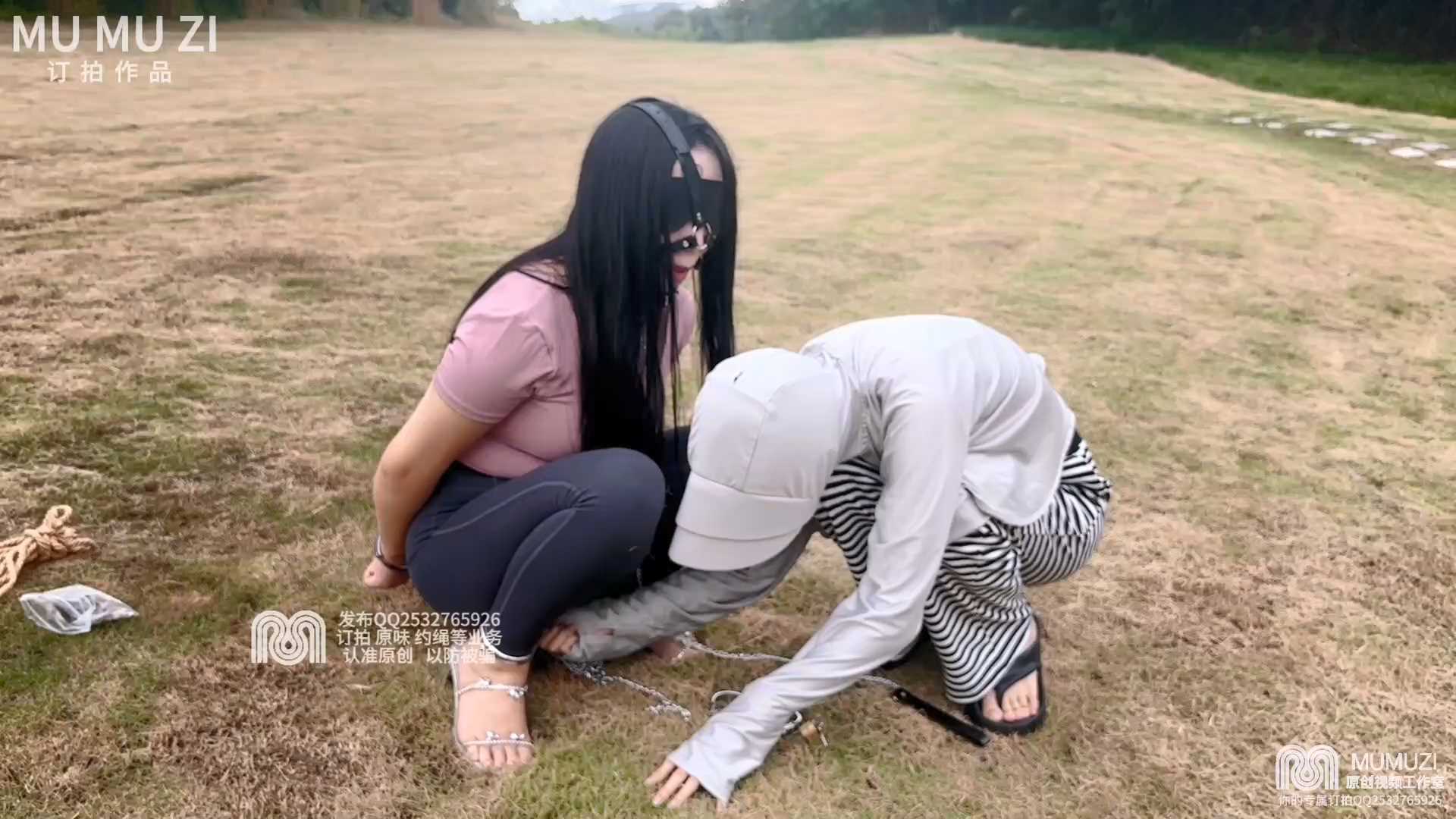MMZ051 户外也要好好训练～怼着秘密花园狠狠抽打女调女户外室外外出手铐脚铐挣扎.mp4_.jpg