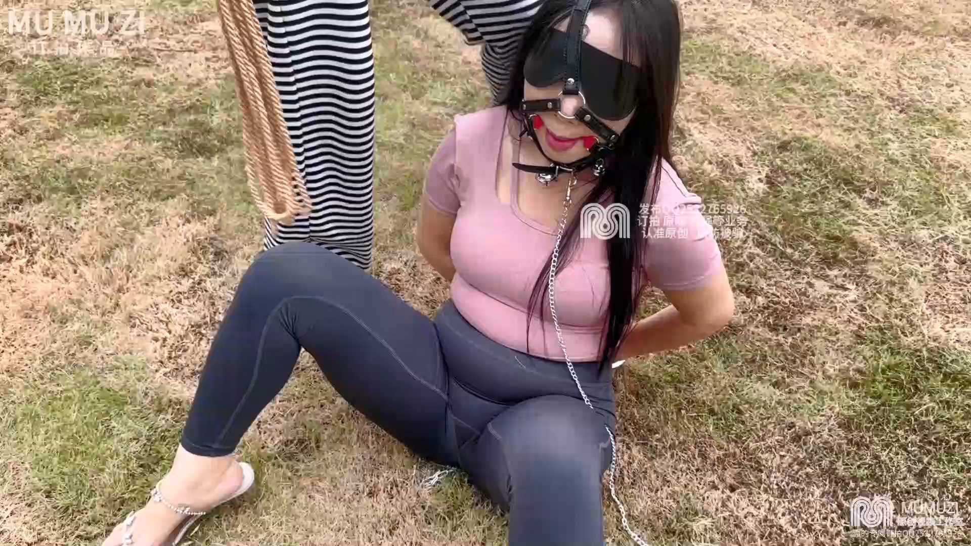 MMZ051 户外也要好好训练～怼着秘密花园狠狠抽打女调女户外室外外出手铐脚铐挣扎.mp4_.jpg