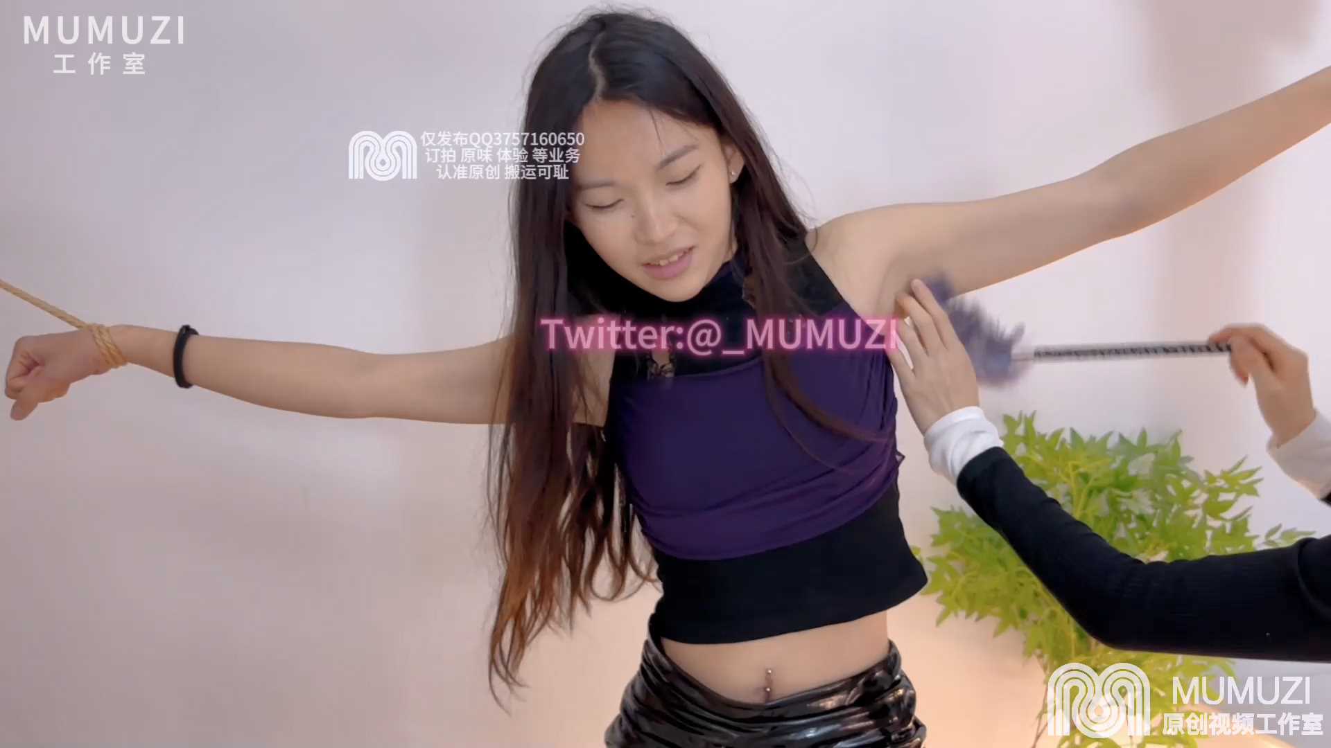 MMZ055 尖叫声回荡整个房间～声音太大了怕被投诉还是把你嘴捂上吧女挠女挠痒TK脚铐.mp.jpg