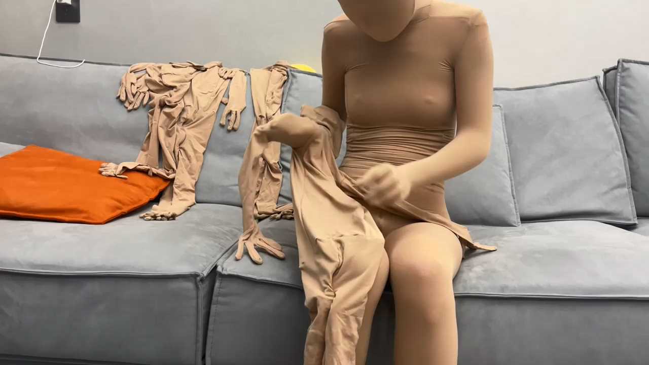 FXX115 多层Zentai，从超薄到最后六层包裹，五官崩得失去直觉，说话呼吸都困难.mp4_sn.jpg