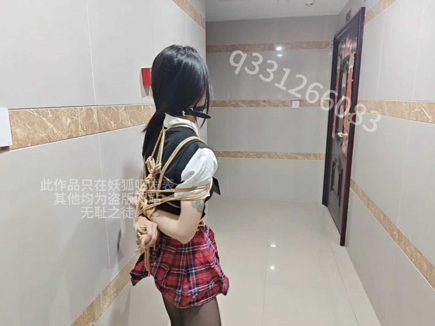 HLG105 欢乐谷 无尽黑暗的天台吊缚强高放置.mp4_snapshot_04.49_[2025.02.10_12.08.54].jpg