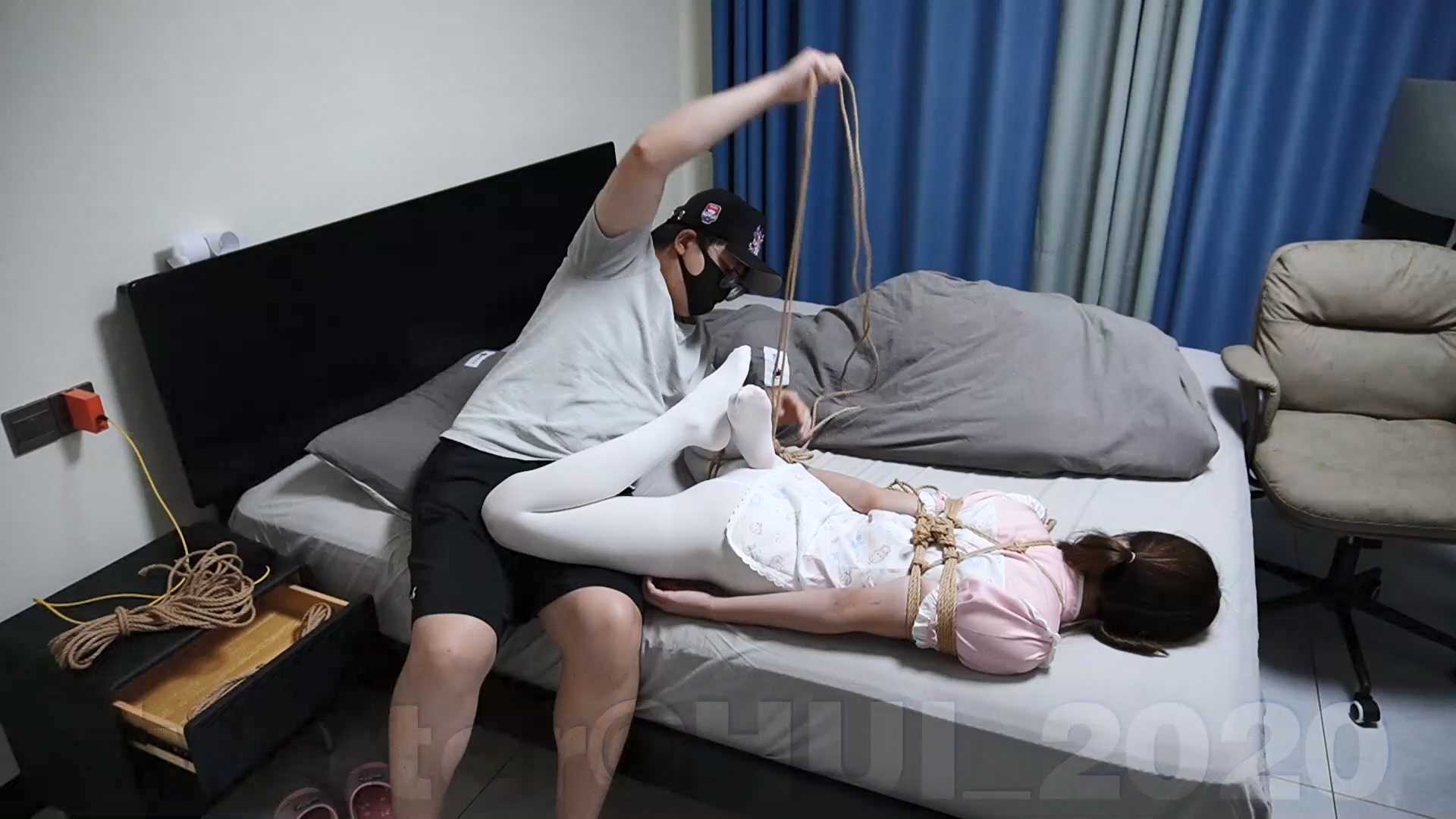 HUI086 强制开腿缚，ZDB和泡机轮番攻击，禁欲一个月的潼潼终于满足了，一镜到底加长版.jpg