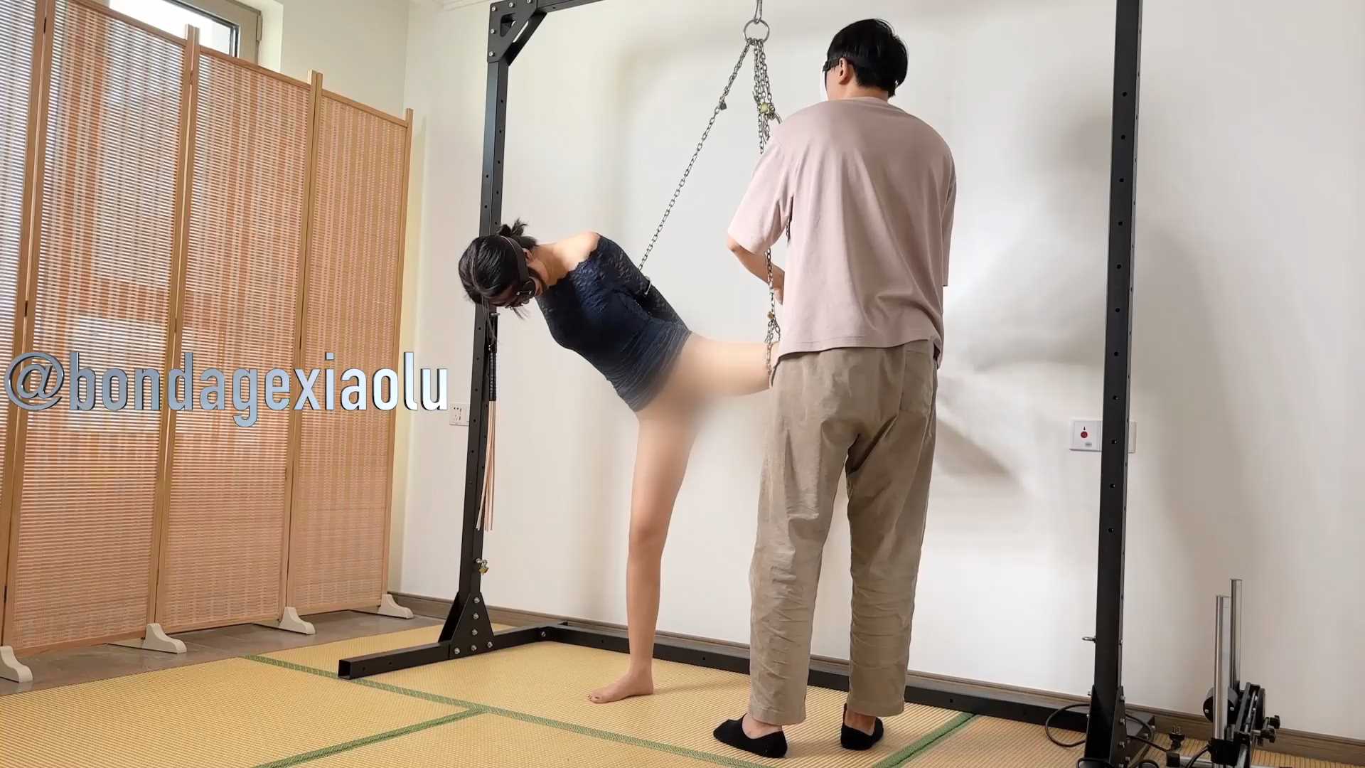 HH145 单腿吊佩戴插件口舌侍奉.mp4_snapshot_04.43_[2025.02.10_12.41.59].jpg