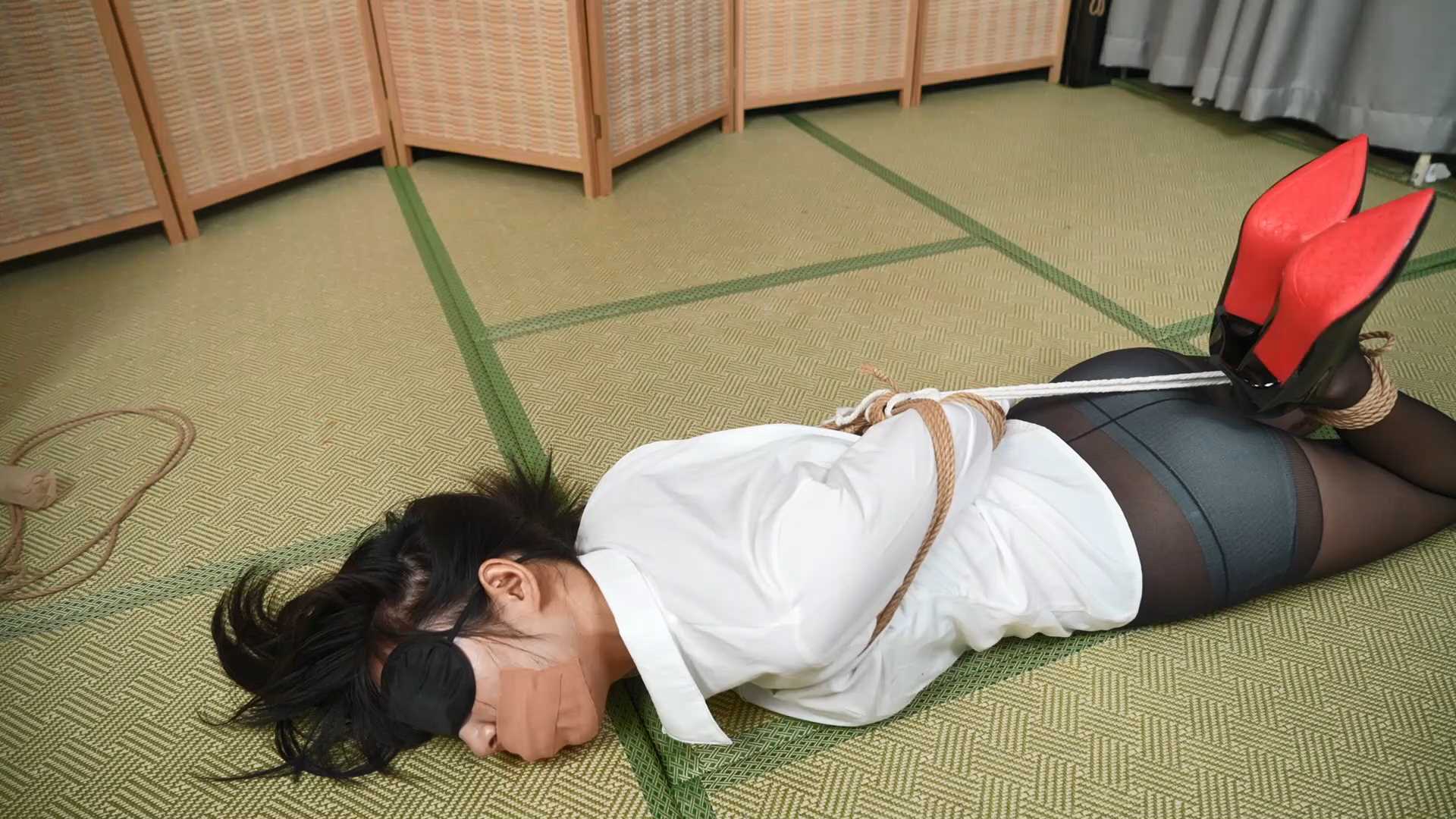 XRYC348 象人工作室 嗷嗷 白色长袖衬衣黑色长裤裤里肉丝，黑丝驷马捆绑.mp4_snapshot_.jpg