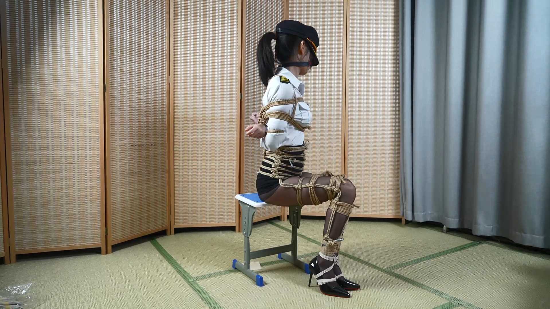 XRYC352 象人工作室 紧缚挑战第一期 嗷嗷 白色女搜查官制服，绳索束腰紧密捆绑.mp4_sn.jpg