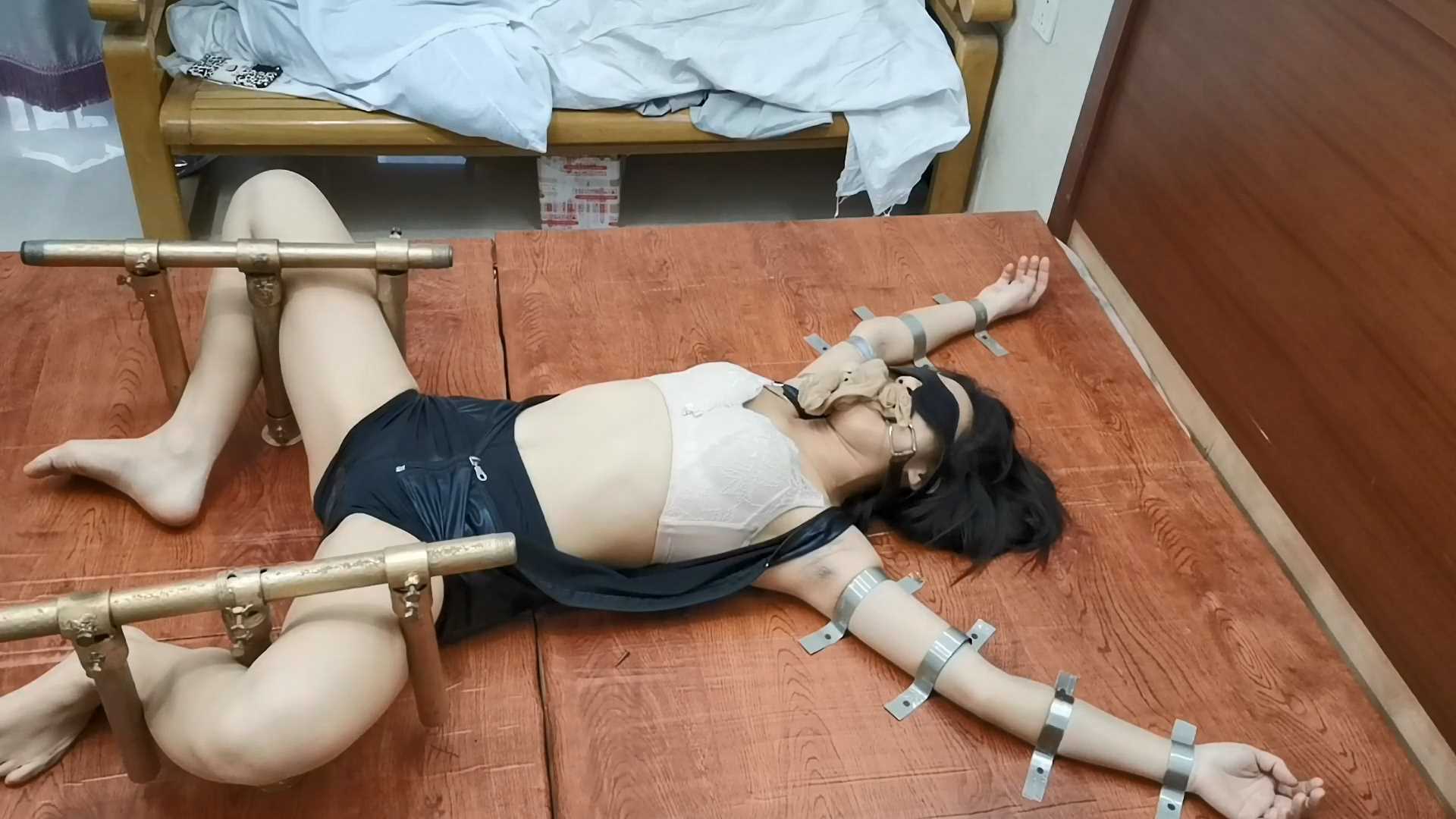 FT241 云儿奴床板禁锢,一点动弹不了，随边摸、打、挠.mp4_snapshot_08.45_[2025.02.08.jpg