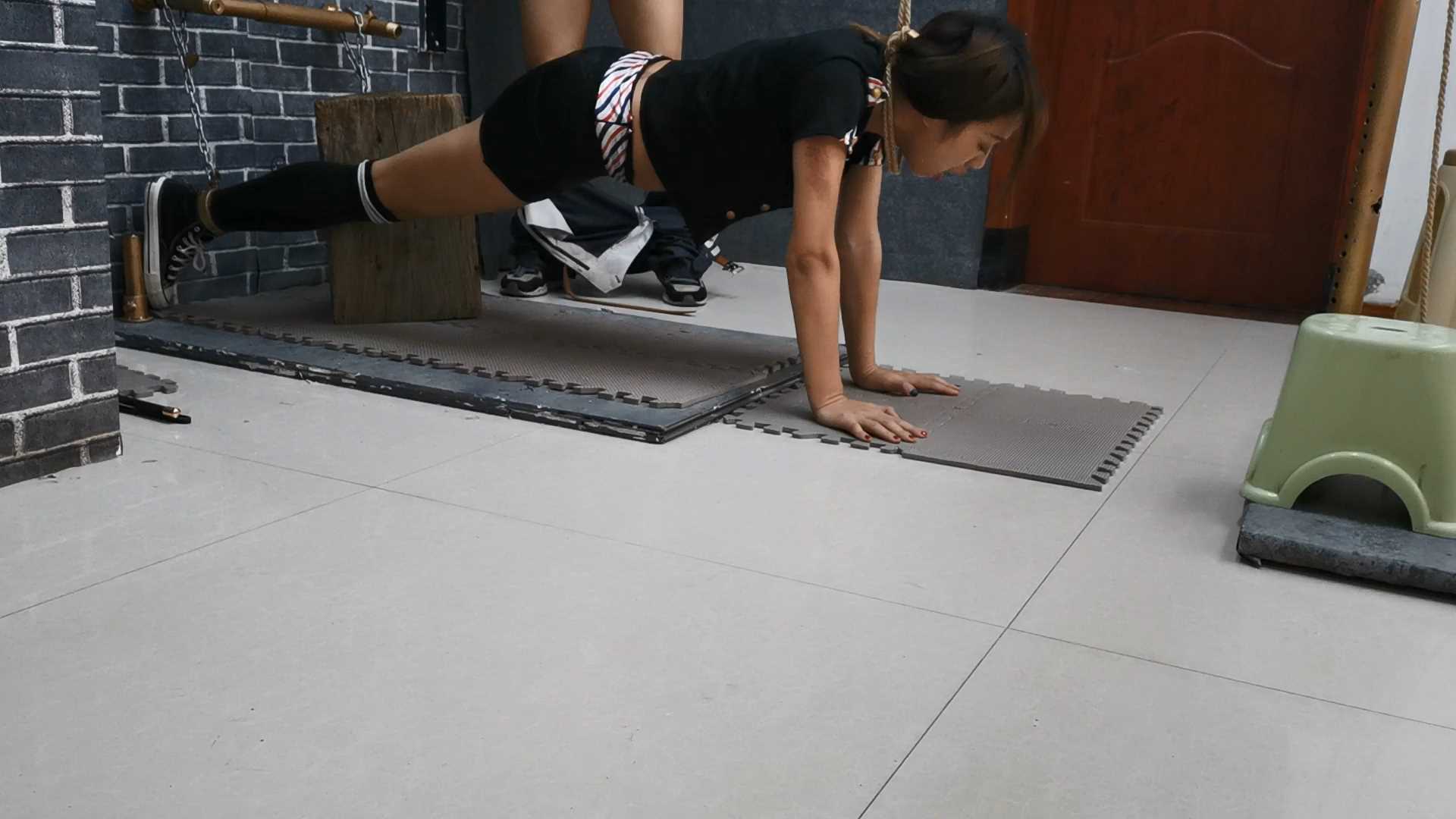 FT258 云儿痛苦的吊项调教.mp4_snapshot_21.28_[2025.02.08_19.00.15].jpg