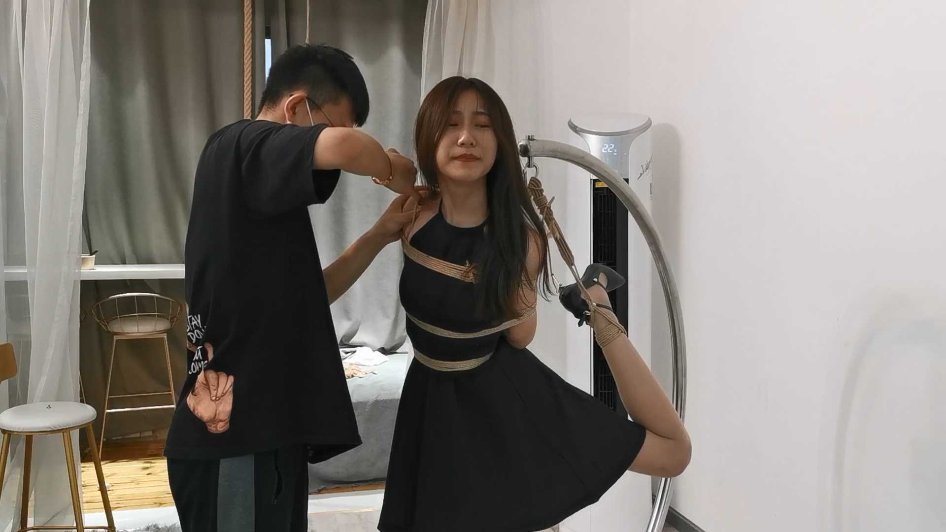 Aoteman137 甘然口球单腿吊.mp4_snapshot_32.18_[2025.02.08_20.03.43].jpg