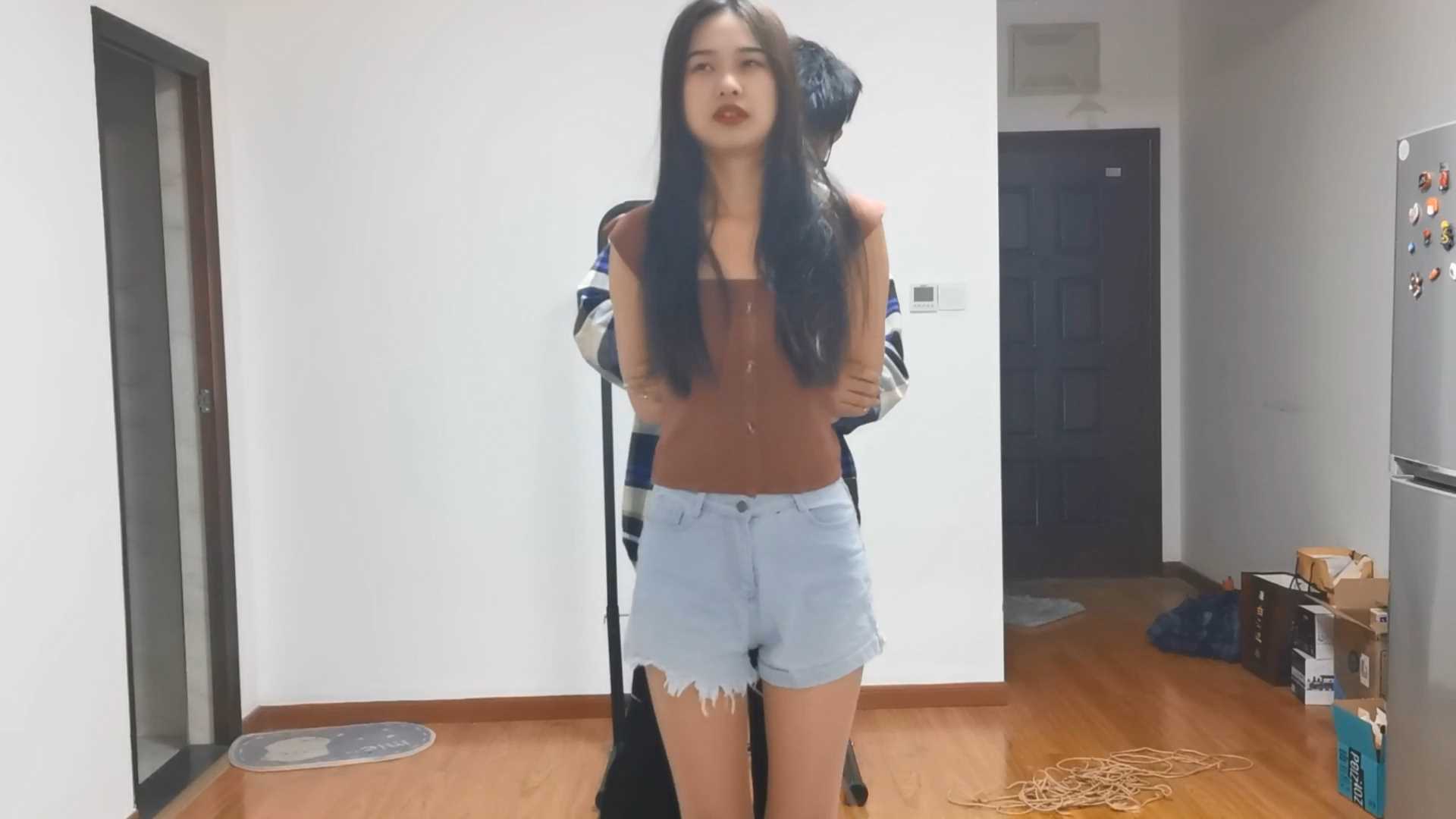 Aoteman146 把疯狂挣扎的蓉蓉小姐姐绑成驷马.mp4_snapshot_02.40_[2025.02.08_20.05.41].jpg