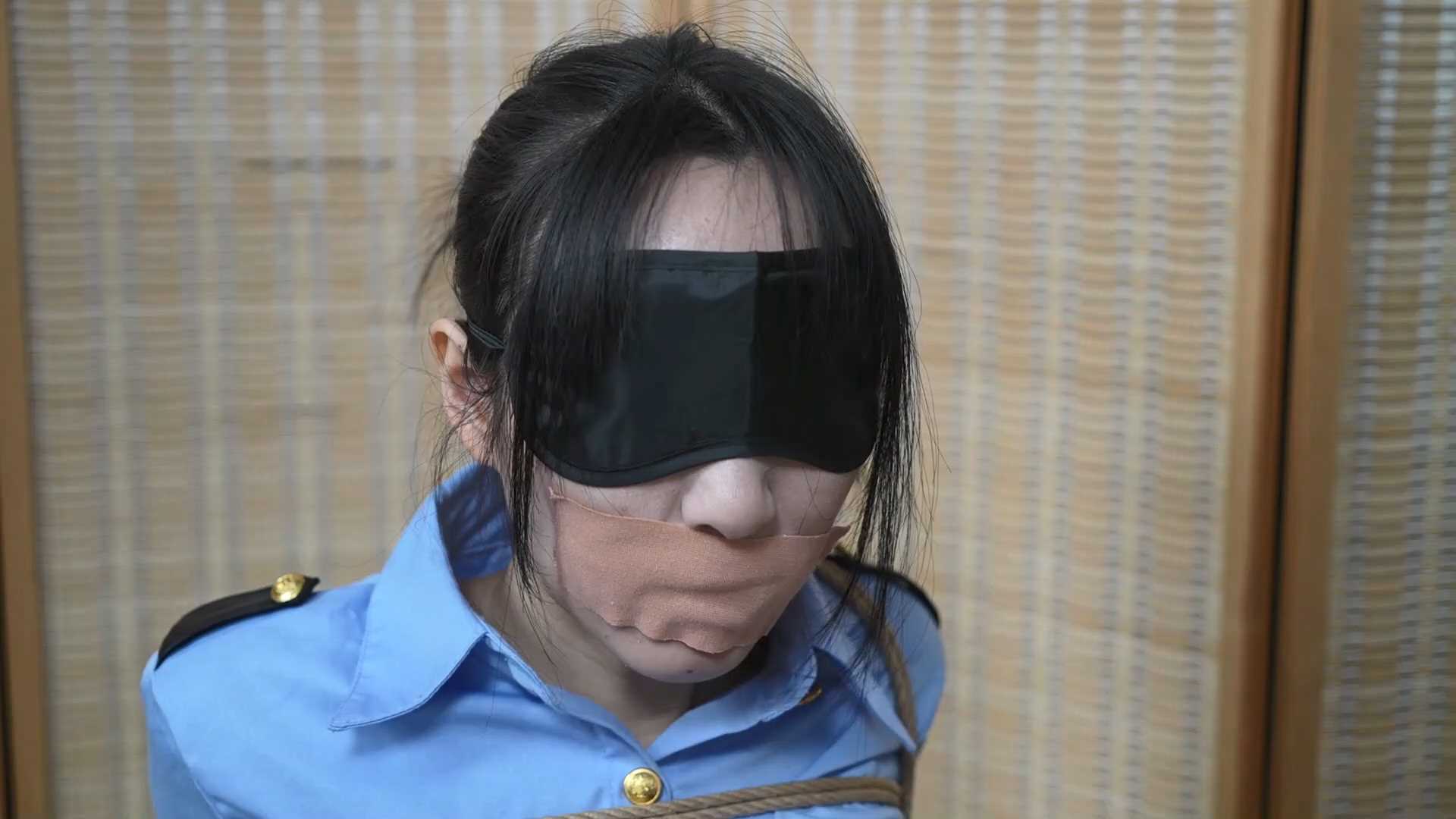 XRYC396 象人工作室 脱缚挑战 嗷嗷 女搜查官制服吊带黑丝皮靴捆绑，挣扎脱缚.mp4_snap.jpg