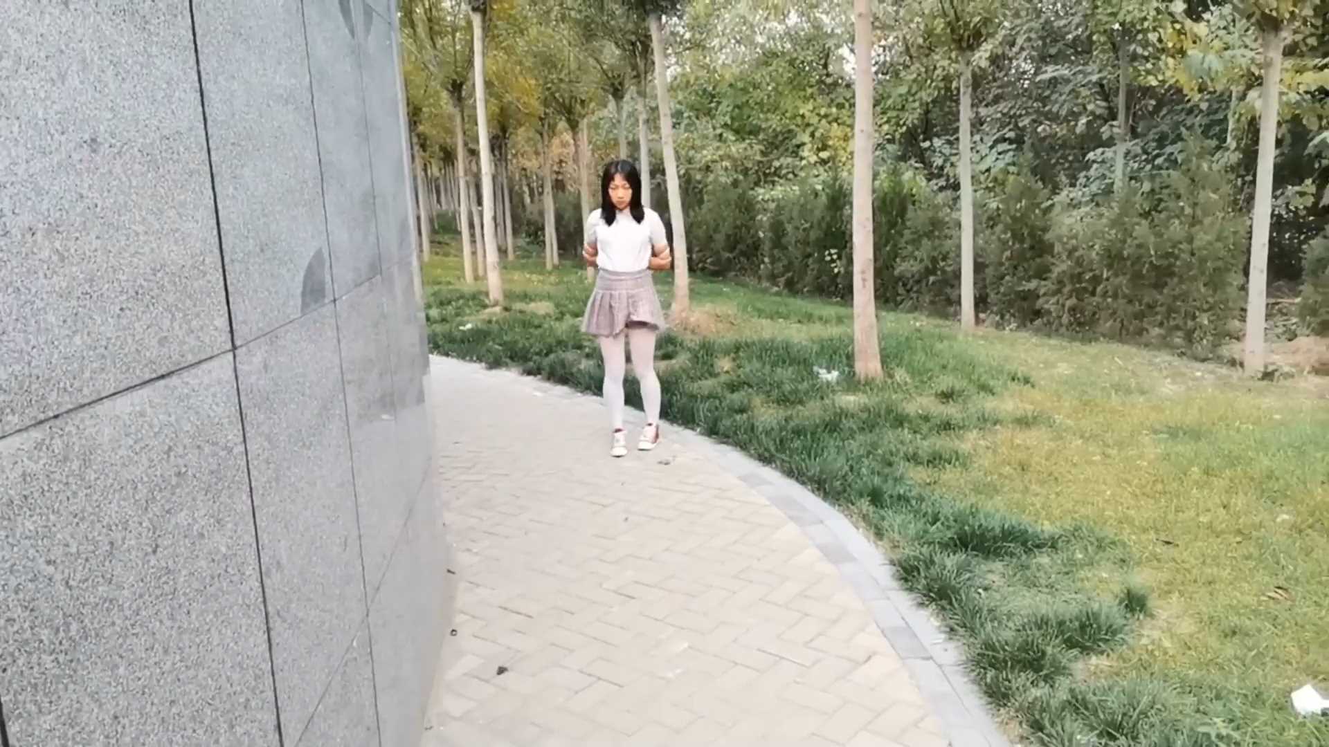 FT275 云儿五花紧缚户外大路旁草丛双层全包，正值下班高峰期，小树林人来人往.mp4_sna.jpg