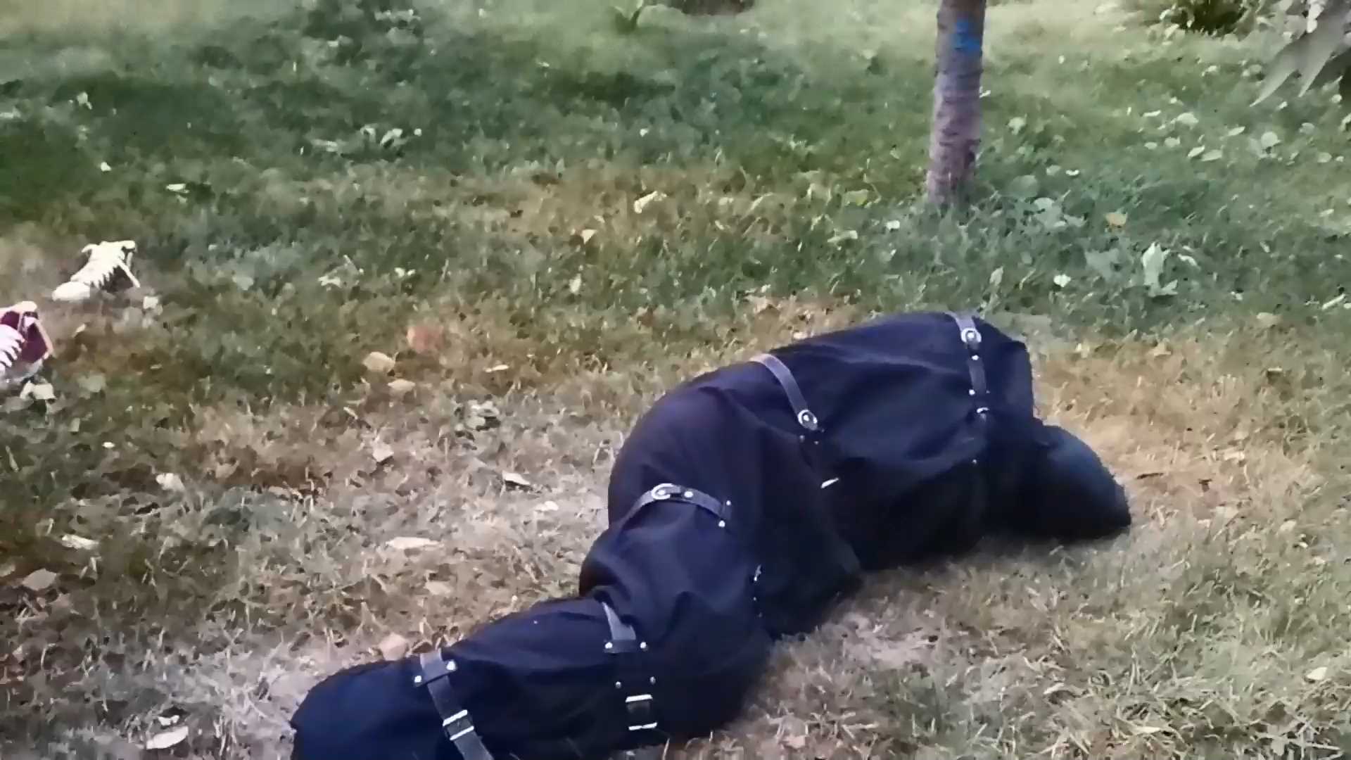 FT275 云儿五花紧缚户外大路旁草丛双层全包，正值下班高峰期，小树林人来人往.mp4_sna.jpg