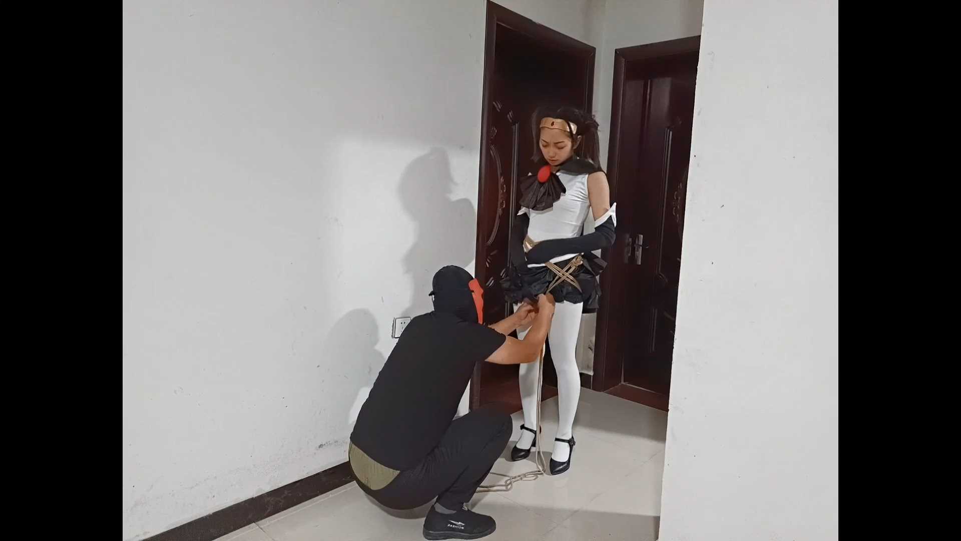 FT266 美女英雄和M博士的特殊较量,美女最终被M博士制服.mp4_snapshot_33.53_[2025.02..jpg