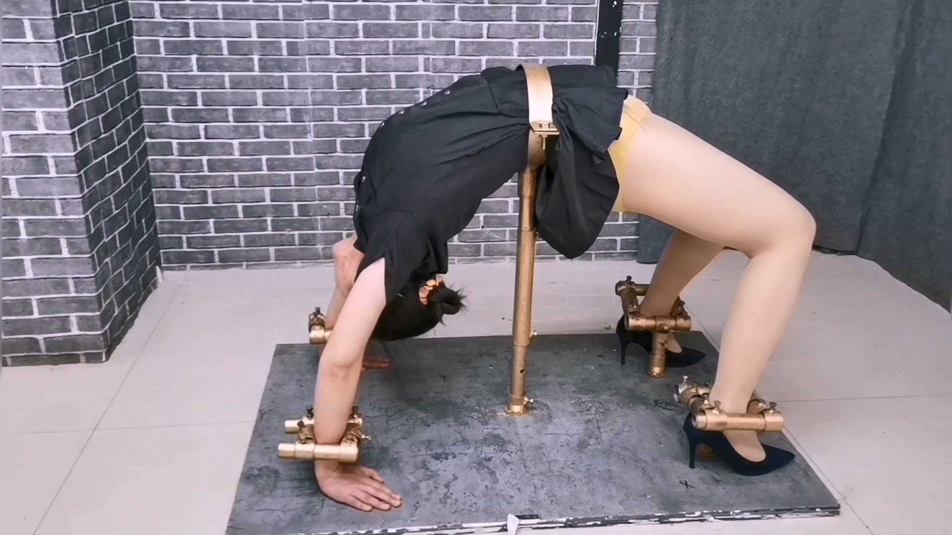 FT269 柔柔向后弯腰K9架紧固,强行放置TJ，经两天紧张拍摄完美收官,也把柔柔奴搞.mp4_s.jpg