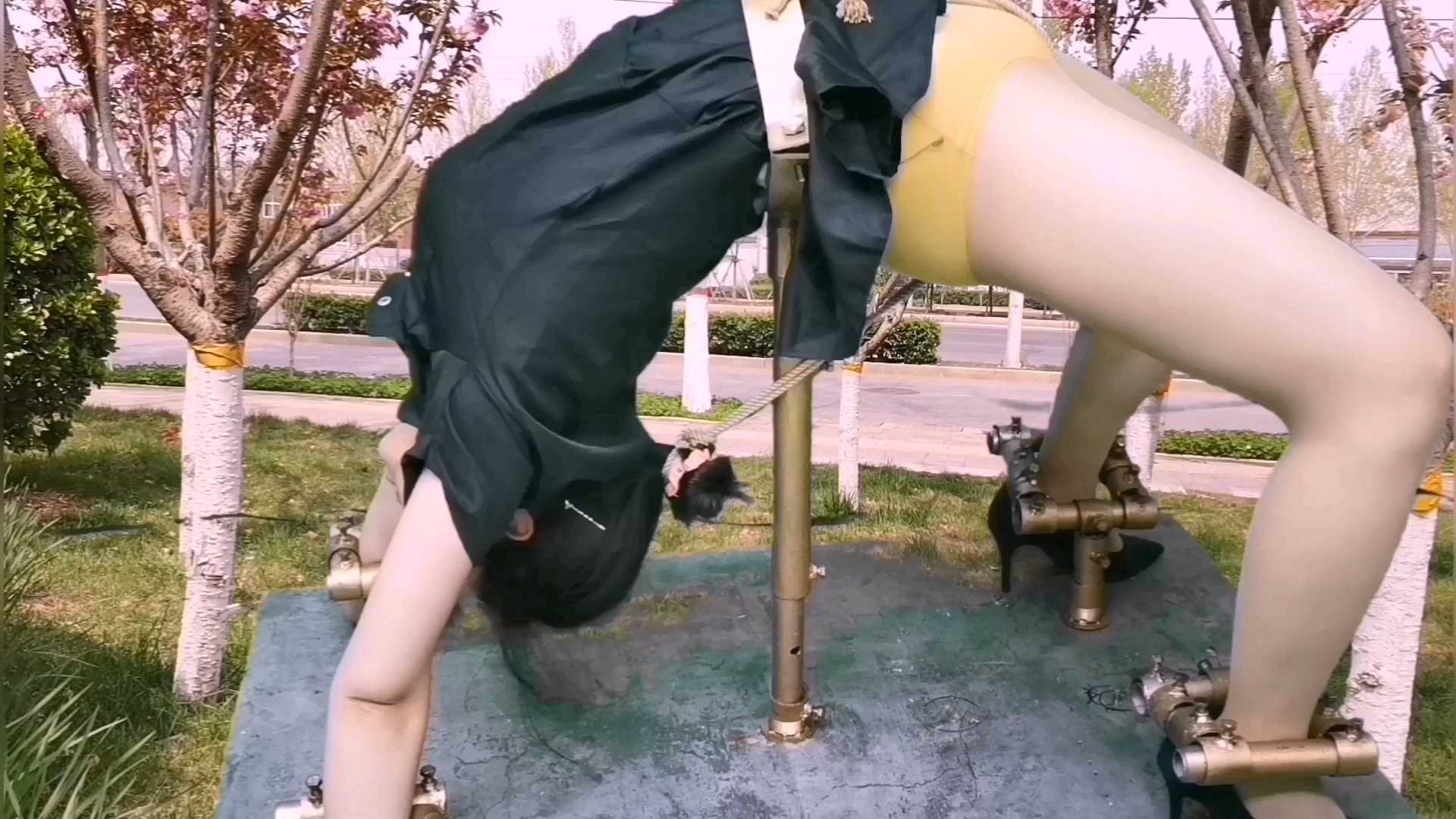 FT269 柔柔向后弯腰K9架紧固,强行放置TJ，经两天紧张拍摄完美收官,也把柔柔奴搞.mp4_s.jpg