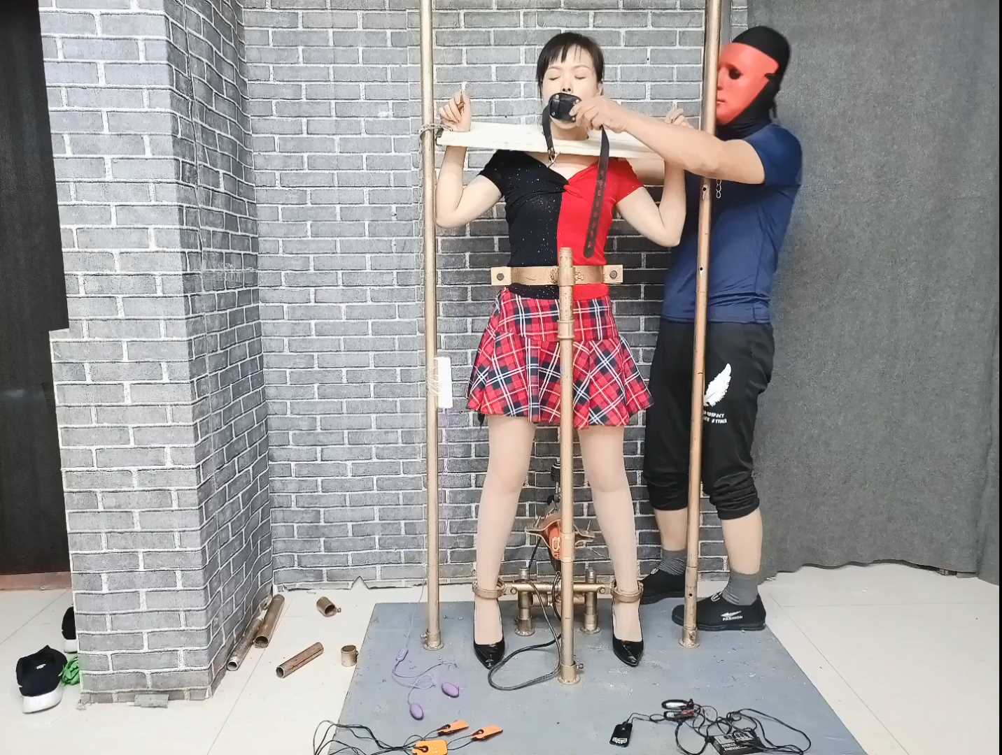 FT274 艺涵被欧式拘束架禁锢，多重玩具轮番上阵，最后在高强的不断冲击下GC失禁.mp4_s.jpg