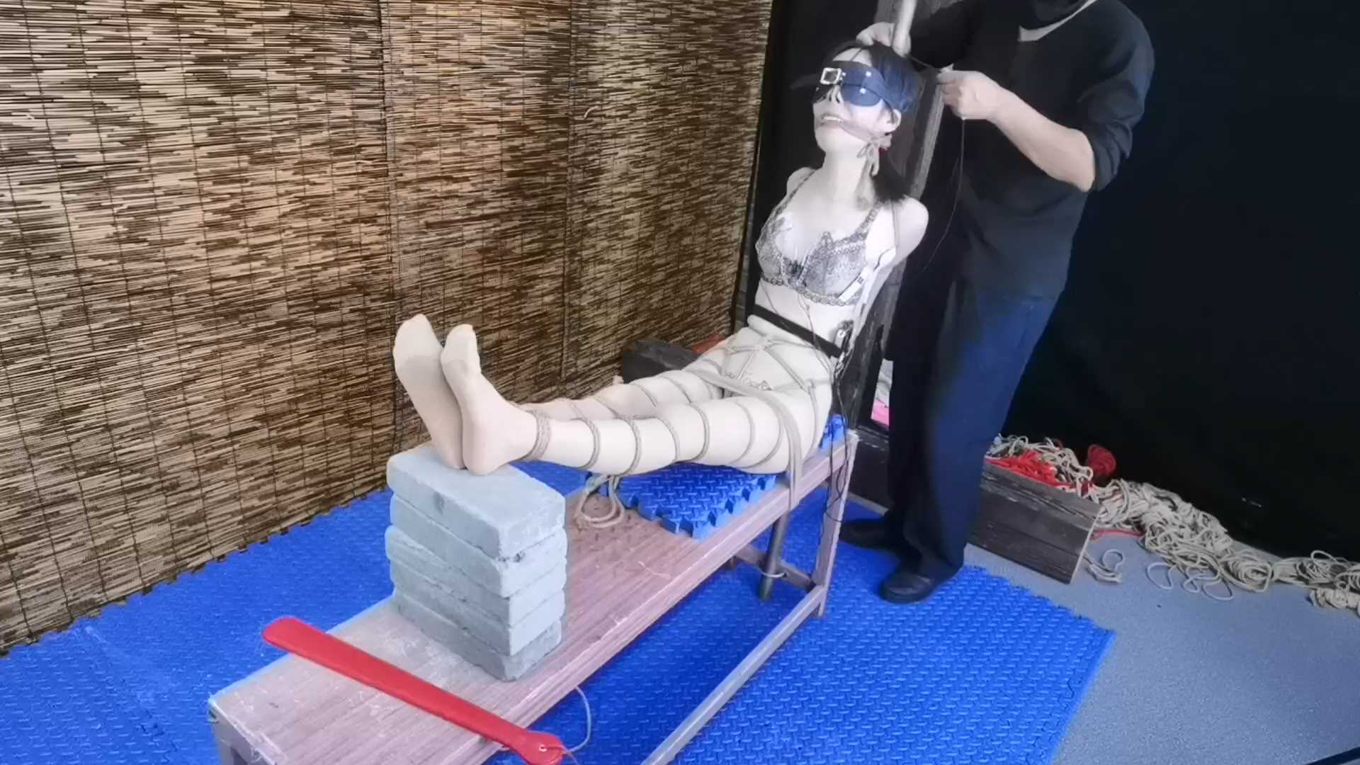 FT295 把柔仙儿禁锢在老虎登上,股绳勒y,脚下垫上5块砖,疼的斯心裂肺,继续绳子勒.mp4_s.jpg
