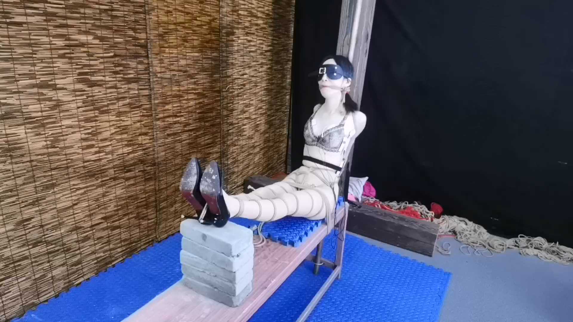 FT295 把柔仙儿禁锢在老虎登上,股绳勒y,脚下垫上5块砖,疼的斯心裂肺,继续绳子勒.mp4_s.jpg