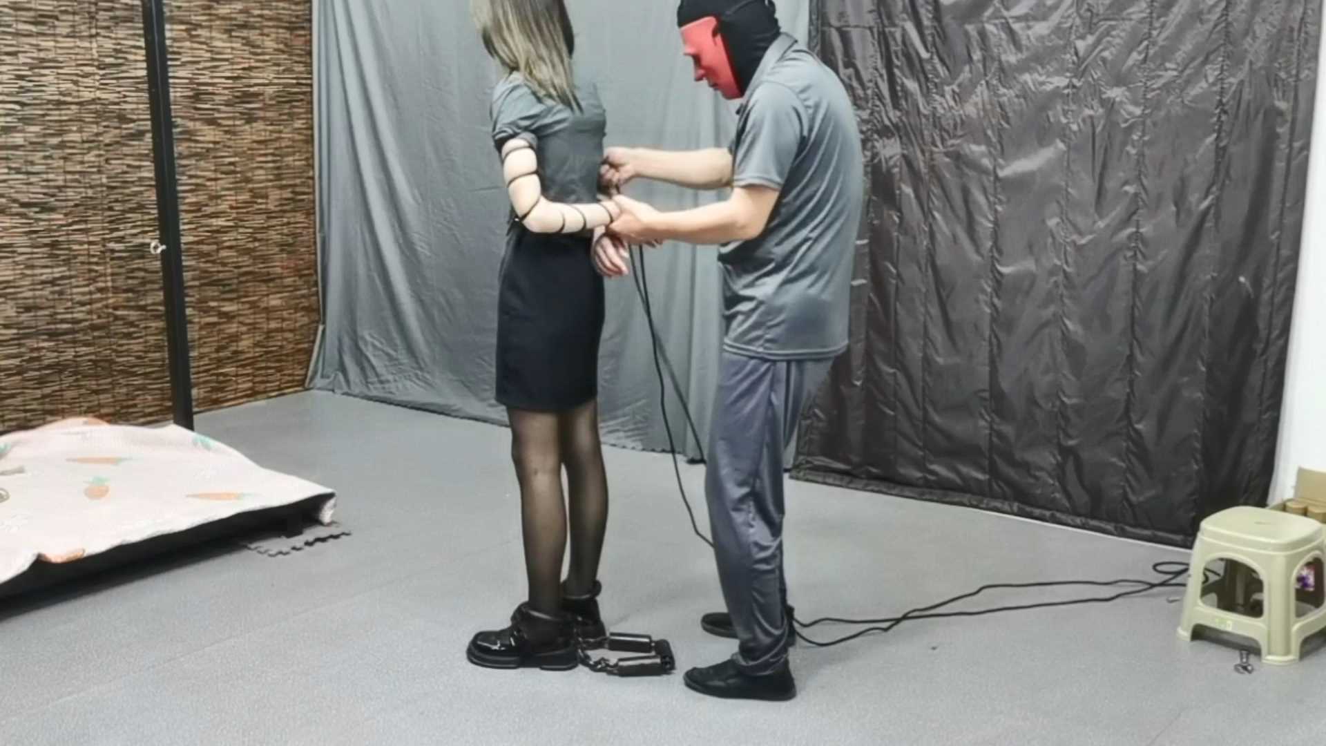 FT291 干女儿宠儿绳瘾上来了,乞求捆绑，直接上绑股绳镣铐强行行走.mp4_snapshot_01.28.jpg