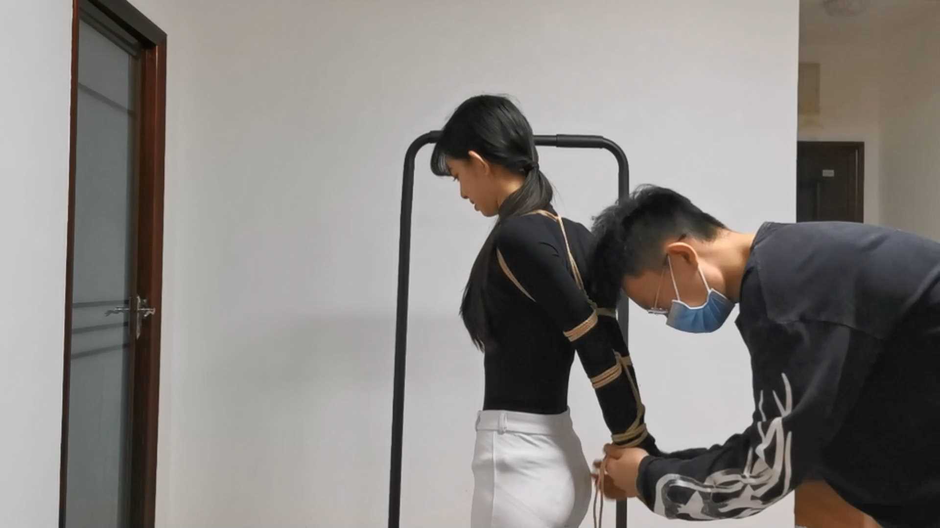 Aoteman153 珊珊的紧缚放置，马具口球 驷马牵引.mp4_snapshot_06.10_[2025.02.11_15.15.23].jpg