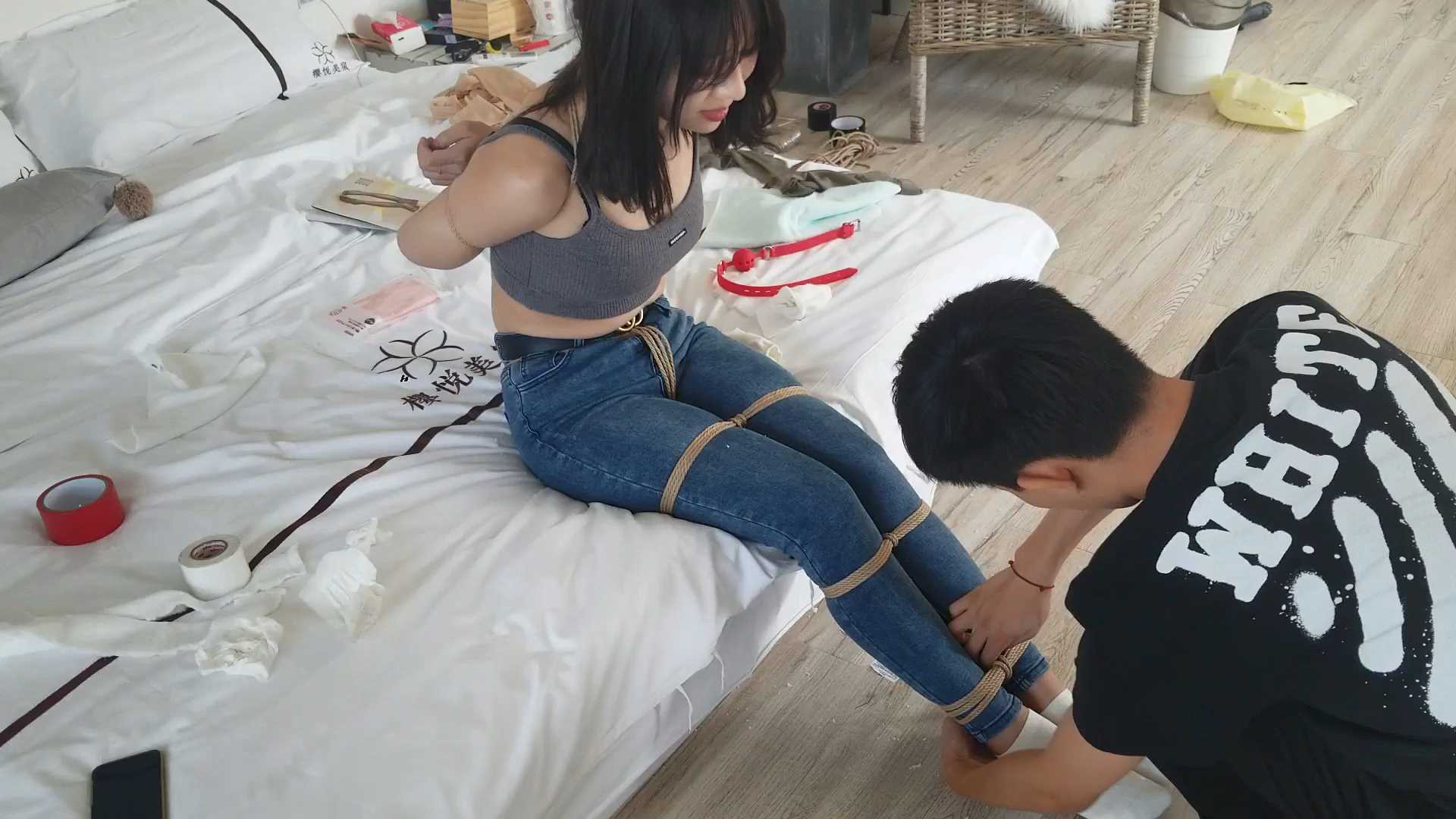 Aoteman163 真空姐梦怡牛仔裤捆绑各种严密堵嘴 上 丝袜堵嘴、原味白袜 口球封堵、毛巾.jpg