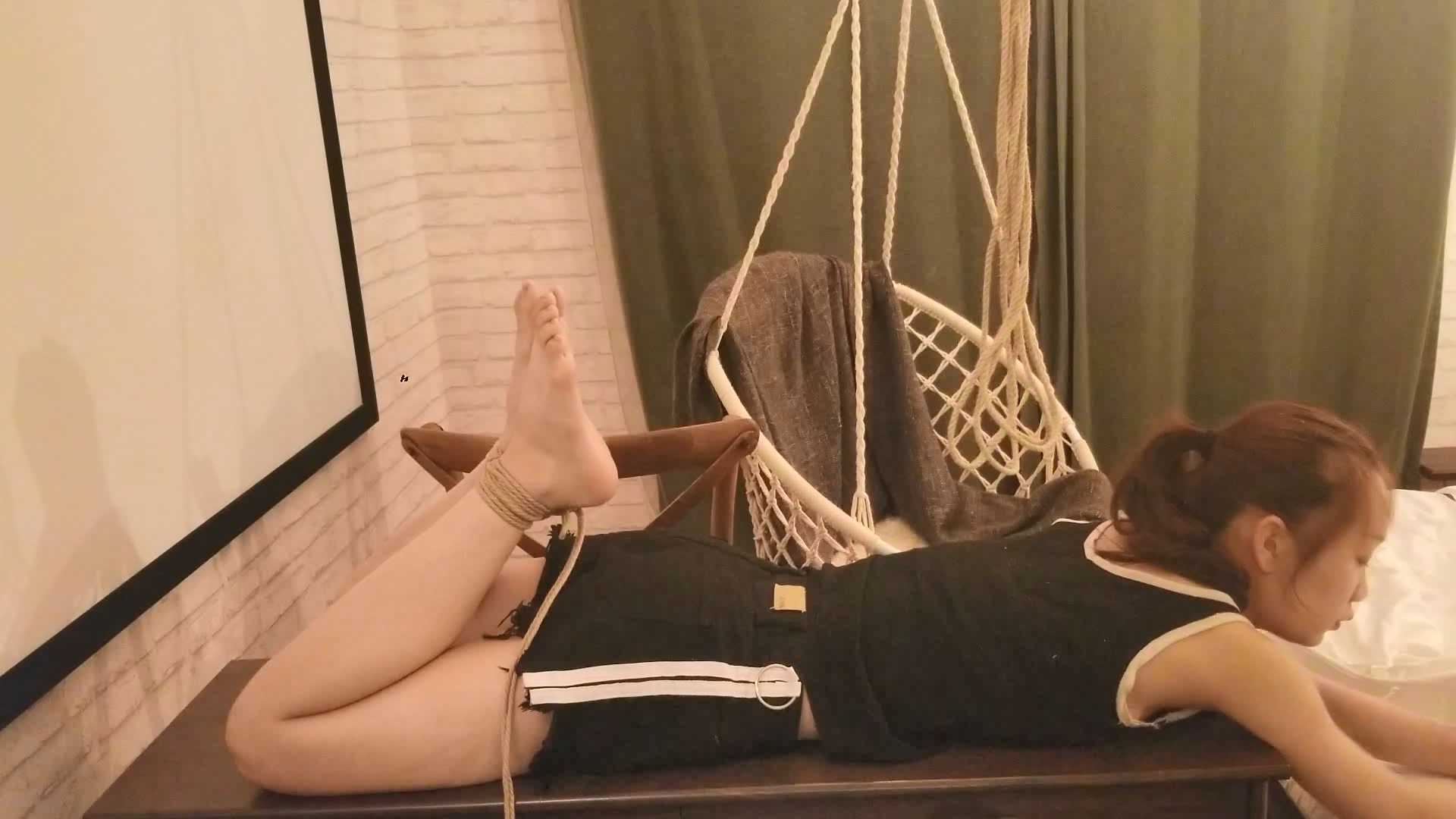 Aoteman199 小试驷马吊缚01.mp4_snapshot_28.15_[2025.02.11_15.23.46].jpg