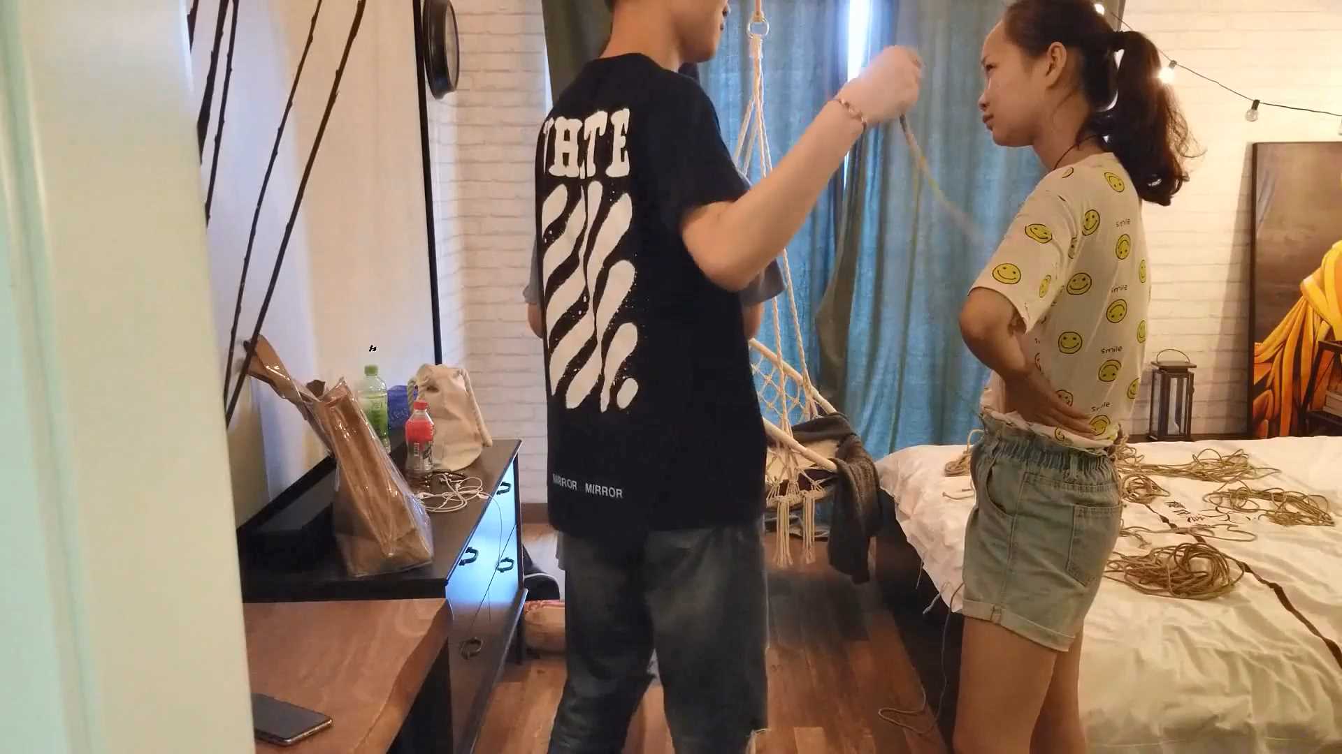 Aoteman182 蒙古小胖妞和她的朋友.mp4_snapshot_01.03.03_[2025.02.11_15.20.43].jpg