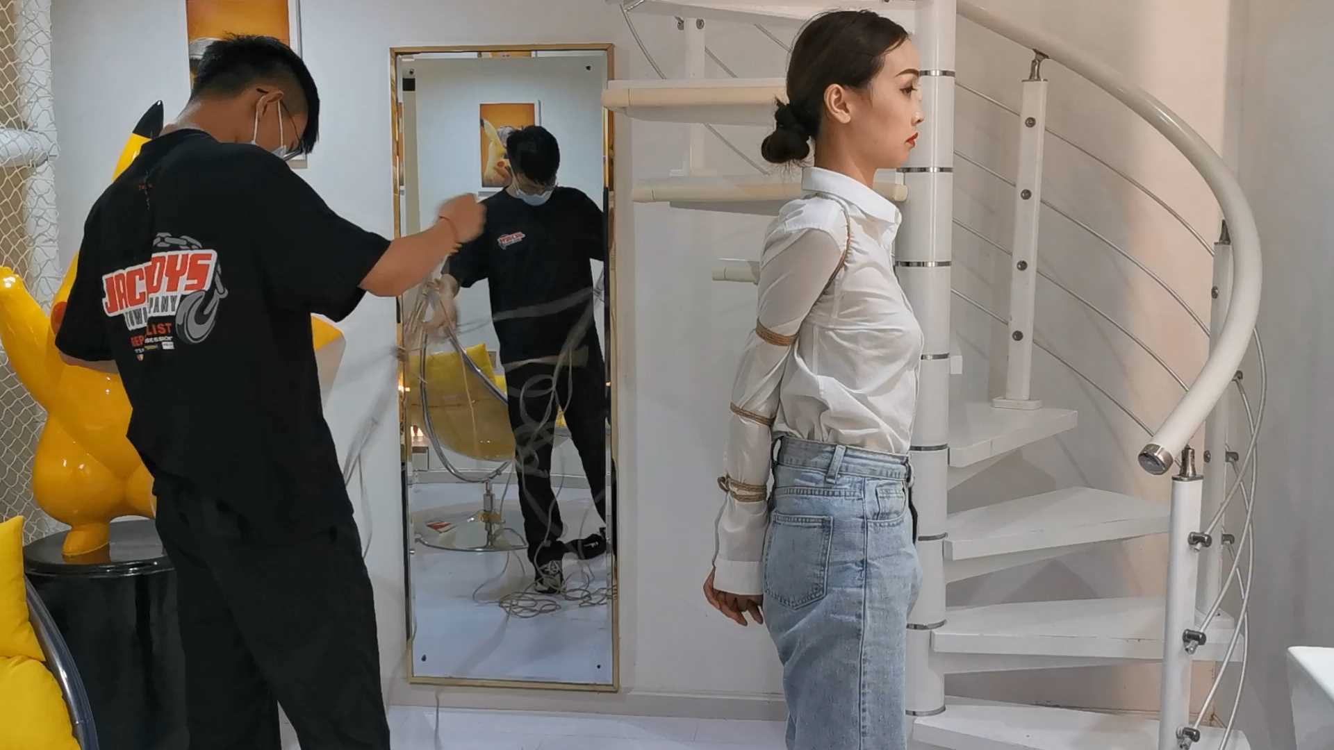 Aoteman195 外国同好定拍 雨琪欧式四马挣扎逃脱.mp4_snapshot_05.00_[2025.02.11_15.23.00].jpg