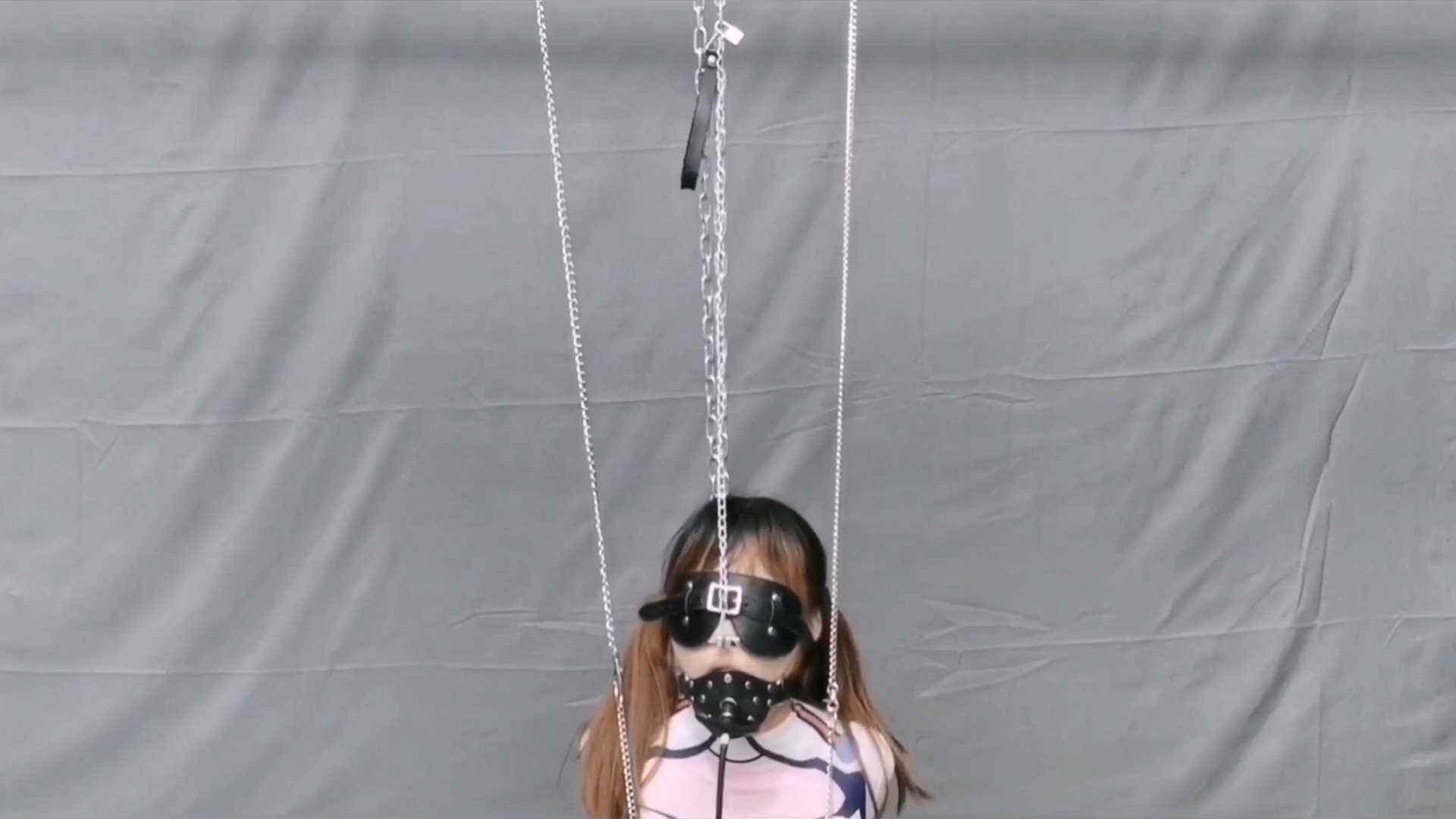 FT313 小女生被禁固起来，带上口夹外加空气口塞，把鼻勾，R夹，G勾高高吊起.mp4_snaps.jpg