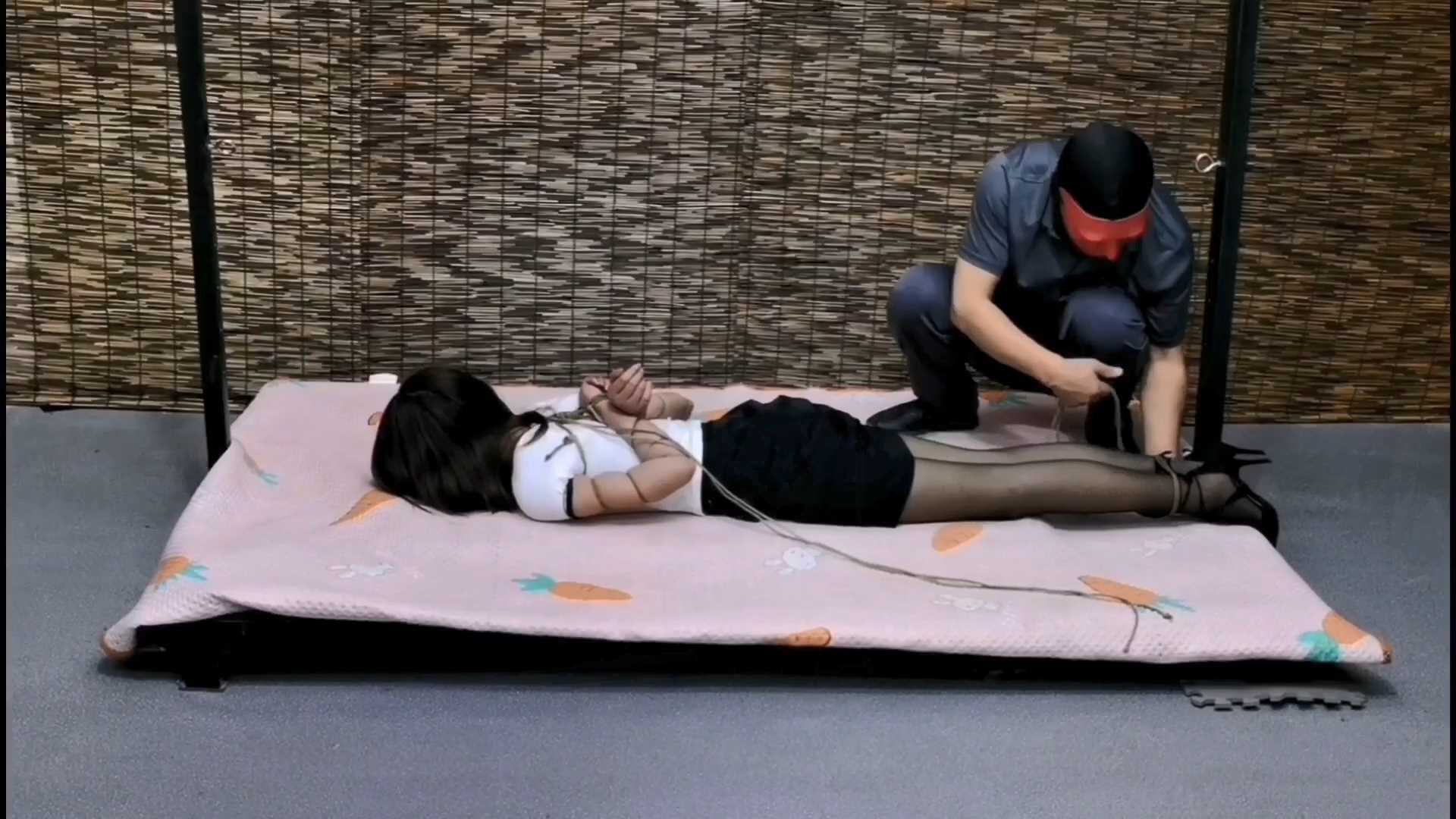 FT304 宠儿不好好复习功课,被干爹发现,立马五花大绑勒脖子驷马惩罚.mp4_snapshot_04.5.jpg