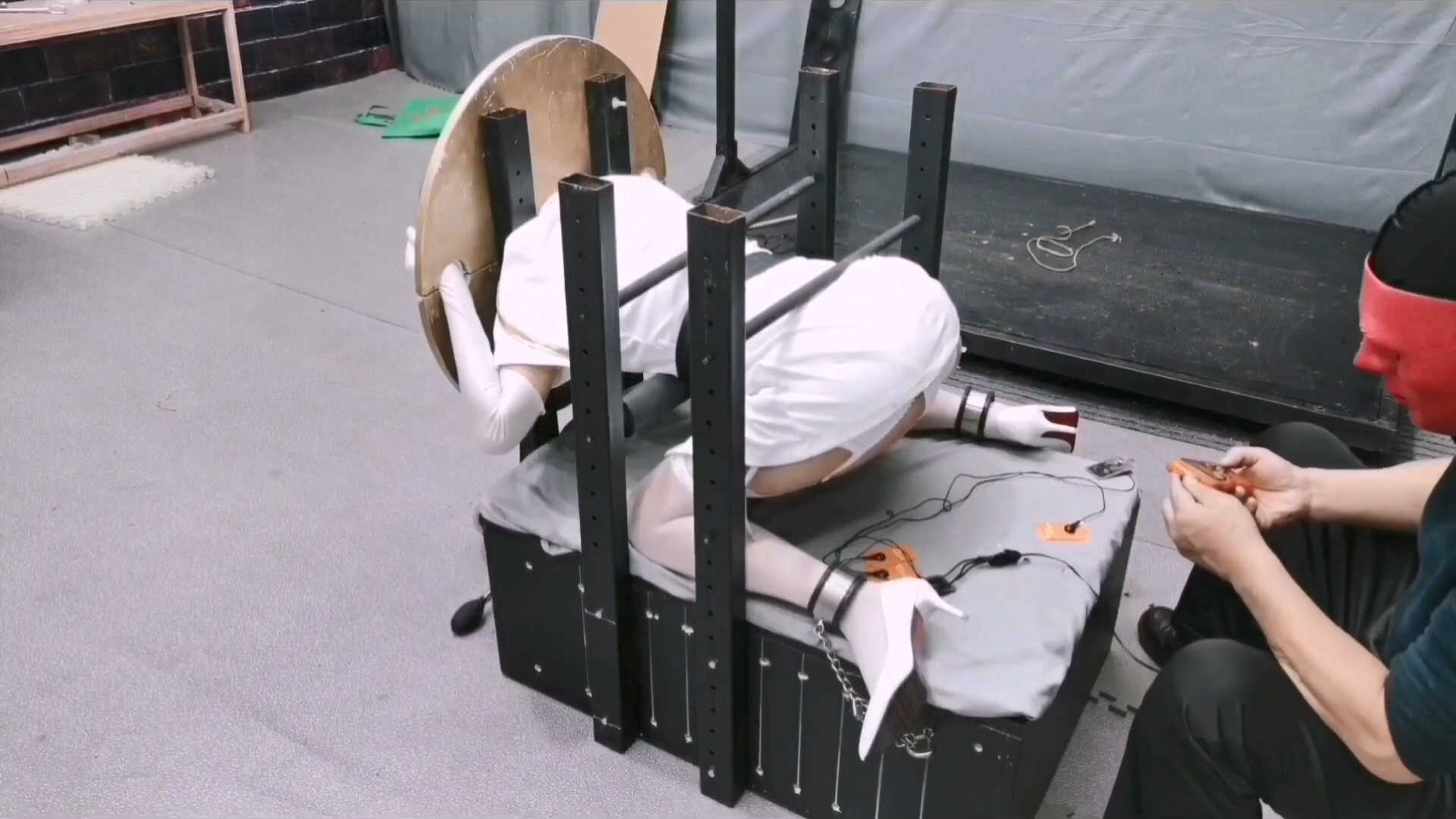 FT312 花了一个月时间，专门为骚奴特制一种木制加铁制拘束架，禁锢起来后非常听话.mp4.jpg