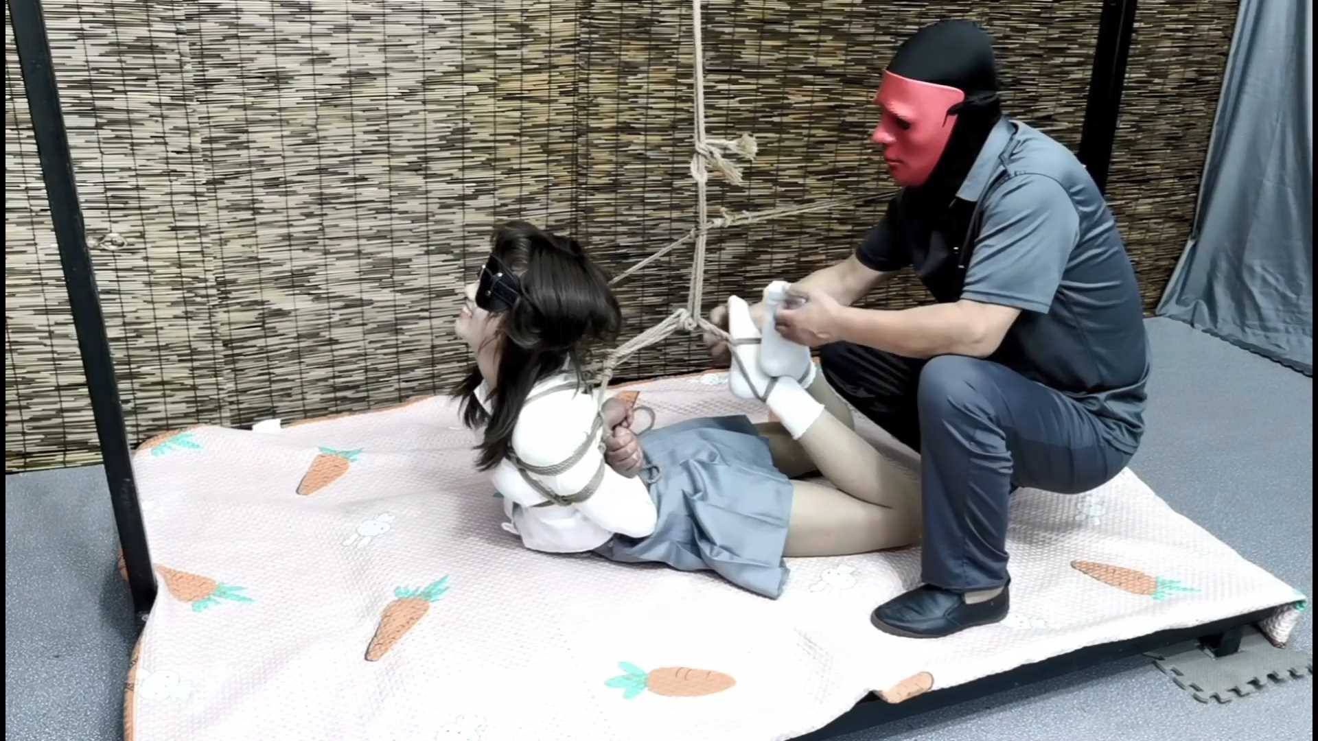 FT317 绑的越紧，挠的越狠，这就是不听话的下场.mp4_snapshot_19.15_[2025.02.08_19.13.41].jpg