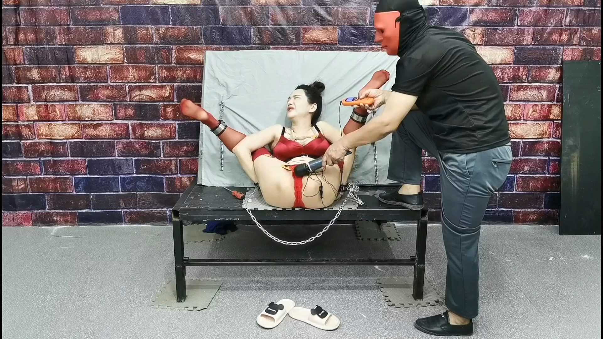 FT320 雅思老公欠下巨额赌债跑路,领着女儿（雪儿扮演）逛街,被债主发现,立即绑.mp4_sn.jpg