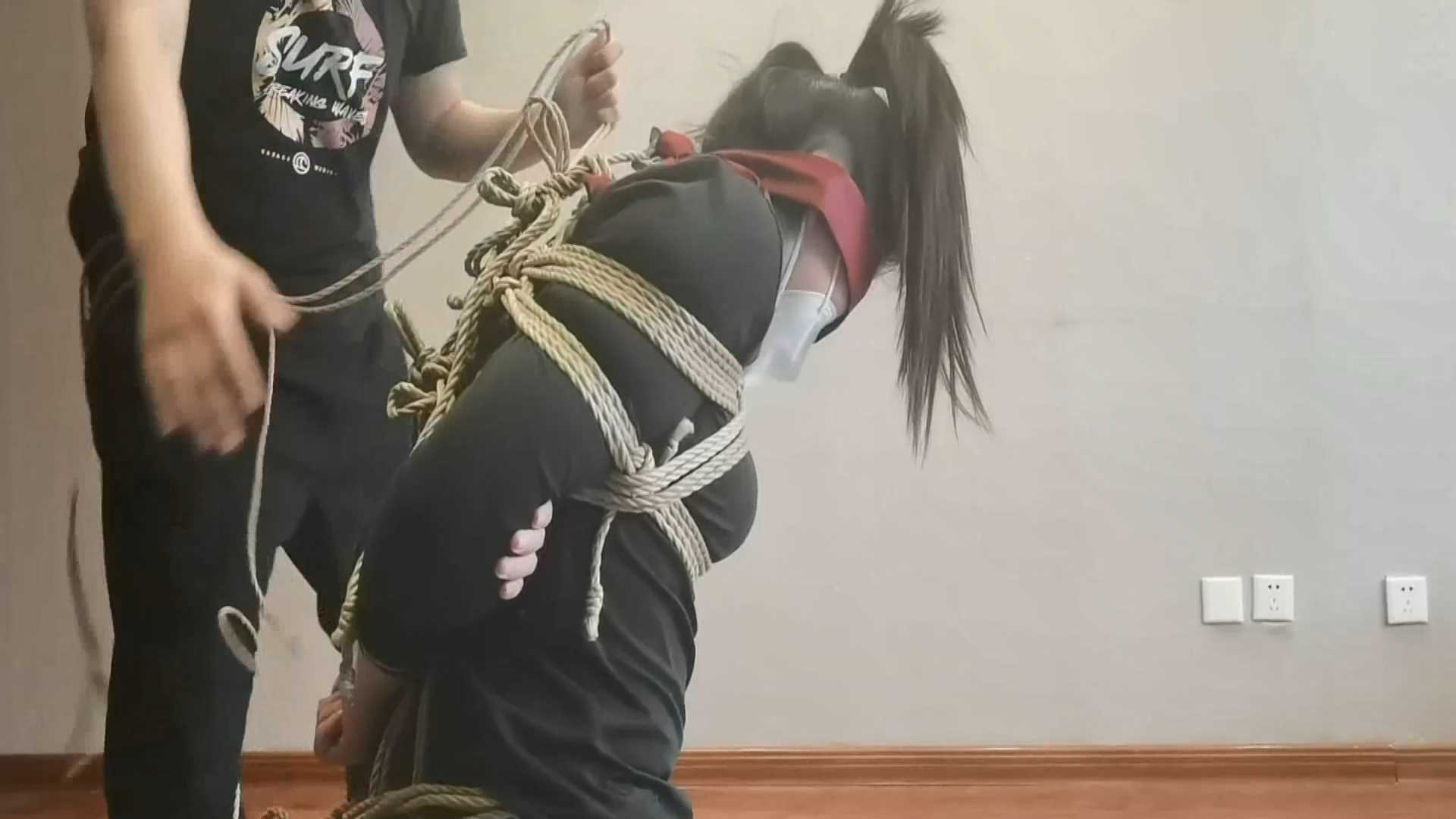 YS006 韩露无聊玩悬吊.mp4_snapshot_20.50_[2025.02.14_10.44.42].jpg