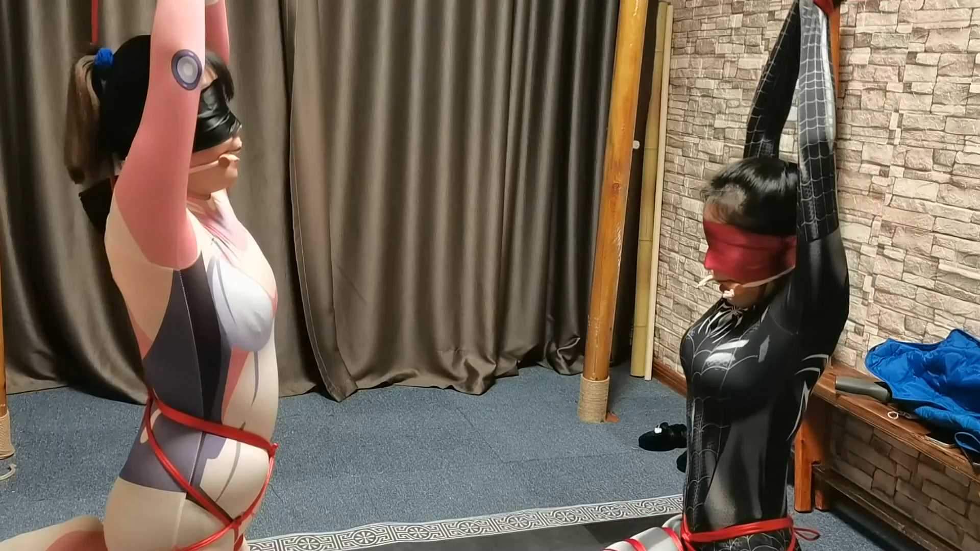 YS004 Cosplay装两个女侠跪在地上.双手吊在房顶受辱.mp4_snapshot_09.33_[2025.02.14_.jpg