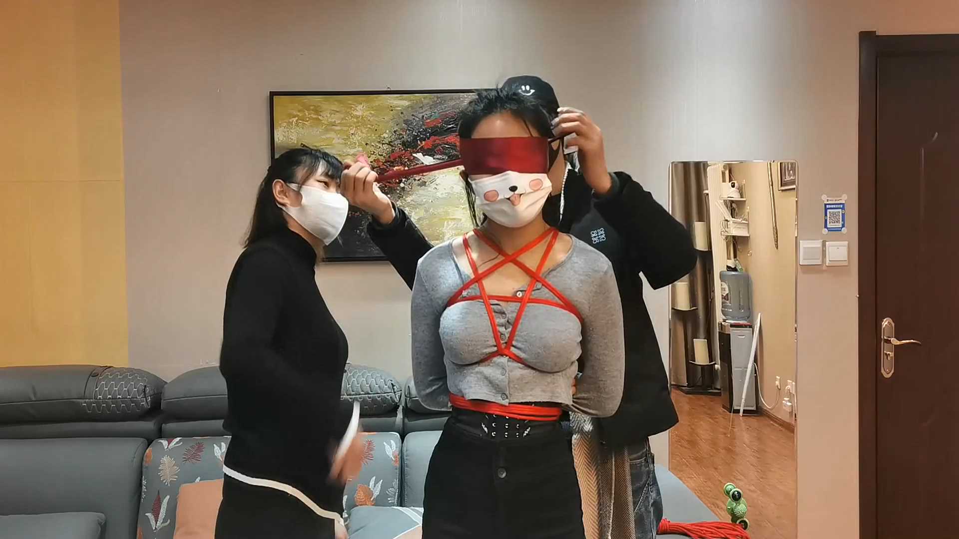 YS009 佩琪现场学习捆绑和调教.mp4_snapshot_28.40_[2025.02.14_10.45.12].jpg