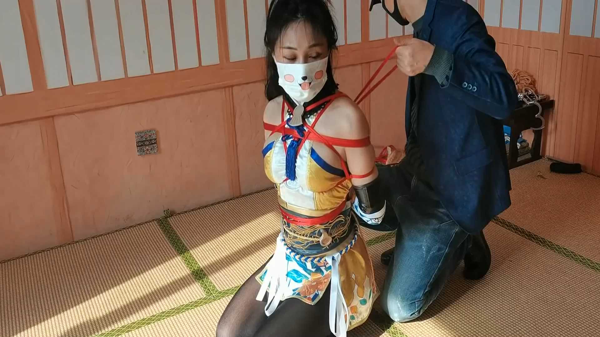 YS015 笑笑游戏装角色单腿悬吊挠痒.mp4_snapshot_09.49_[2025.02.14_10.46.16].jpg