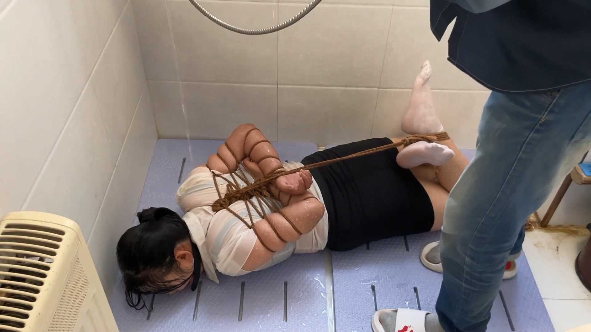 YS022 白衬衣女孩五花紧缚淋水放置.mp4_snapshot_35.00_[2025.02.14_10.47.36].jpg