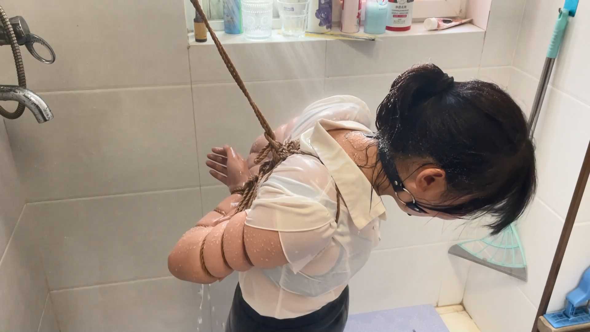 YS022 白衬衣女孩五花紧缚淋水放置.mp4_snapshot_17.26_[2025.02.14_10.47.34].jpg