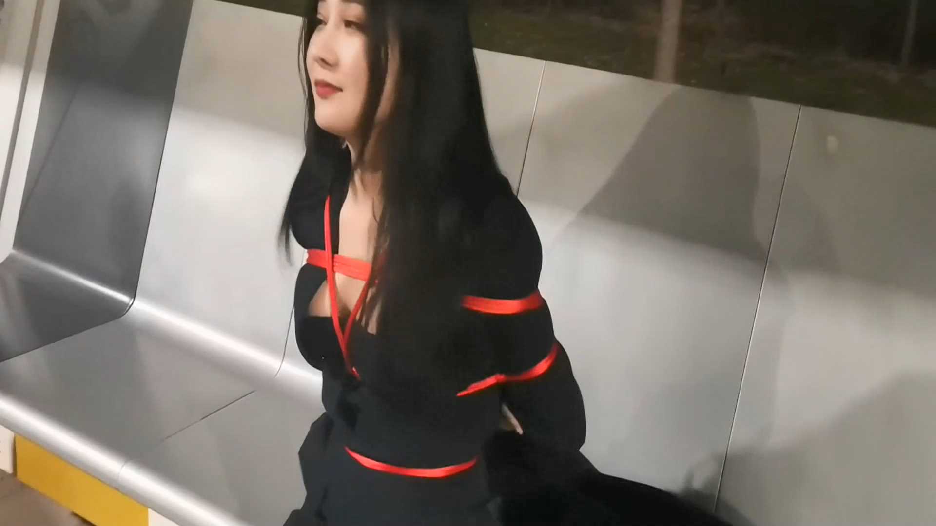 YS026 看见公交站美女随地丢垃圾 果断绑起来.mp4_snapshot_08.15_[2025.02.14_10.48.24].jpg