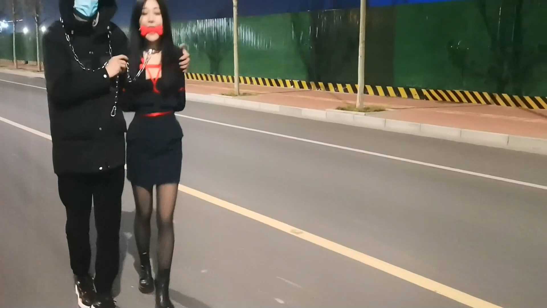 YS026 看见公交站美女随地丢垃圾 果断绑起来.mp4_snapshot_23.15_[2025.02.14_10.48.29].jpg