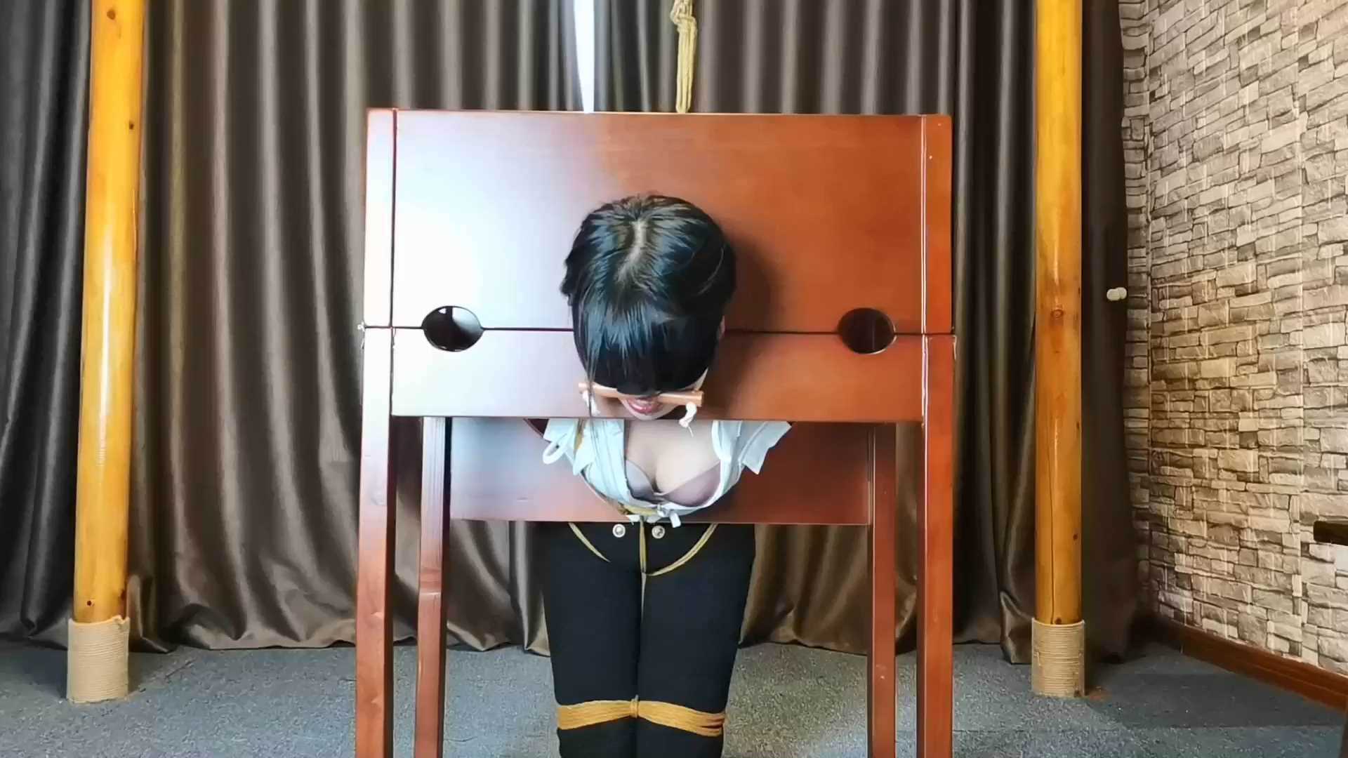 YS034 熟女安安被罚跪固定折磨，长时间固定捆绑放置.mp4_snapshot_28.00_[2025.02.14_.jpg